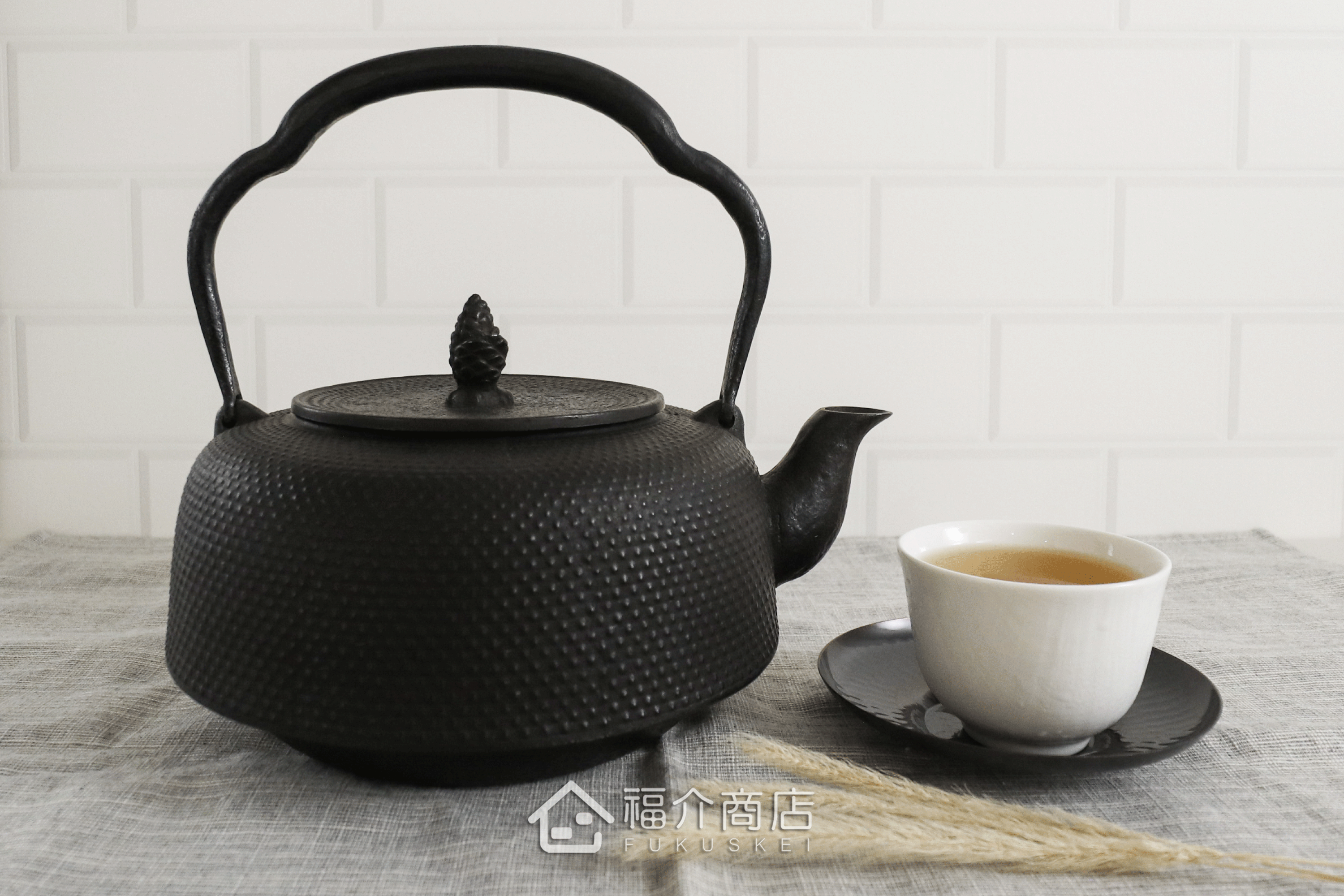 煮水泡茶用的萬代造型鐵壺