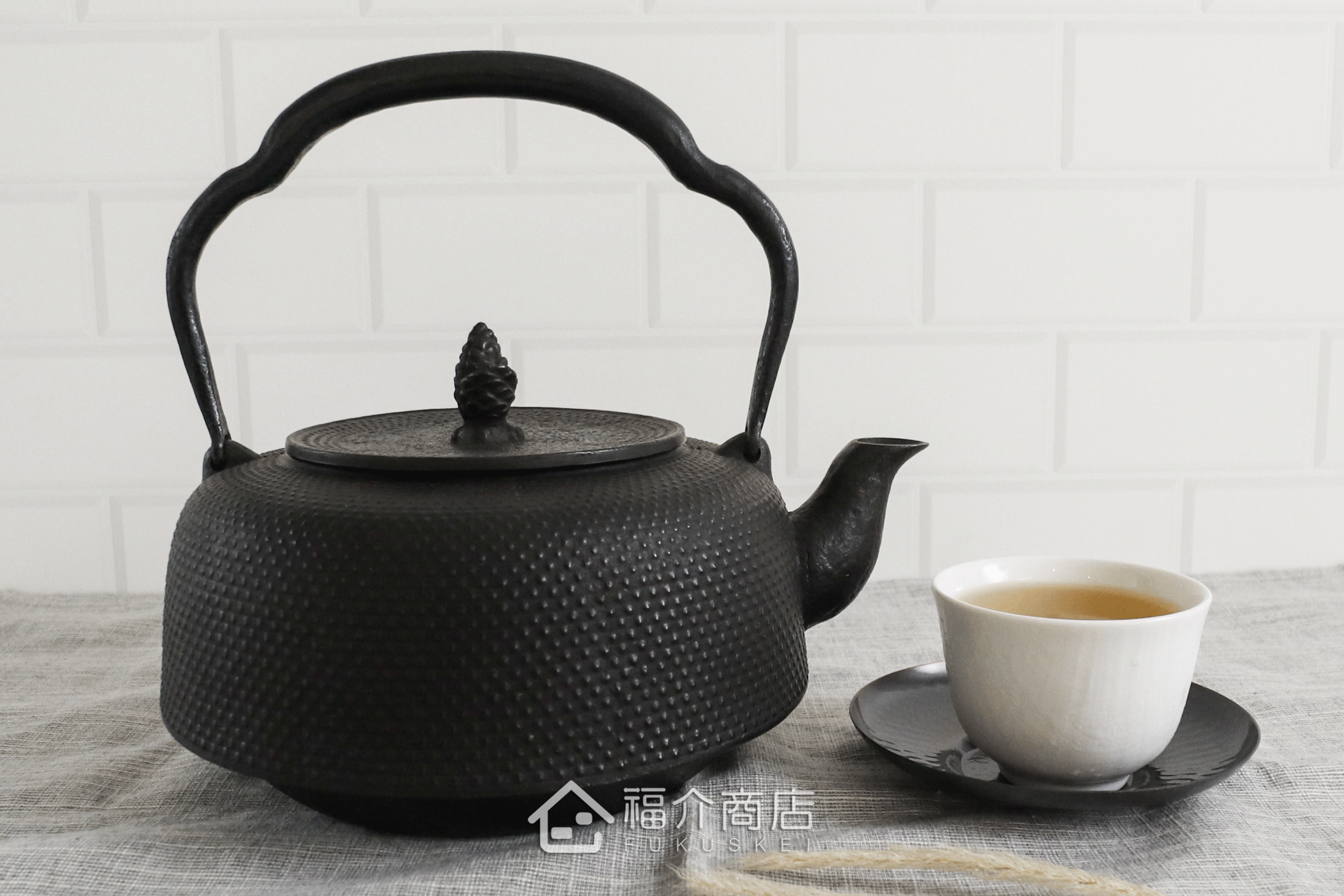 煮水泡茶用的萬代造型鐵壺