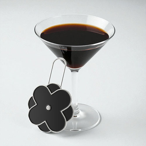 OLIVMEW FOA綴飾，與OLIVMEW A1 耳環搭配，展現簡潔俐落的日常風格