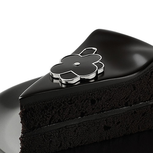 OLIVMEW FOA綴飾，放置於黑巧克力蛋糕上，展現材質與光澤對比