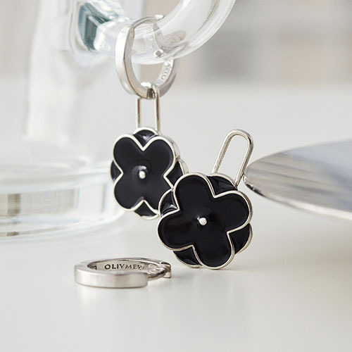 OLIVMEW FOA綴飾，與黑色馬丁尼杯，呈現冷靜沉穩的質感意象