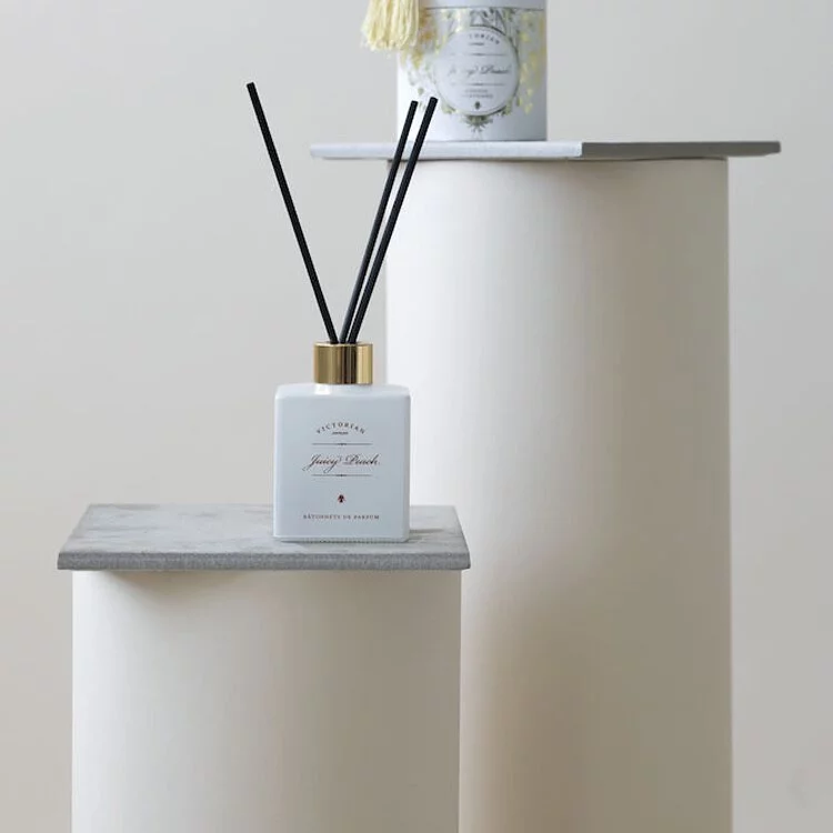 VICTORIAN-蜜桃草莓感官系列擴香,純淨優雅的白色霧面擴香瓶,是一款令人感到甜甜幸福的香調