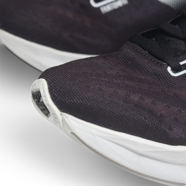 NEW BALANCE 慢跑鞋 FUELCELL REBEL 黑白 輕量 競速跑鞋 女 WFCXCE4