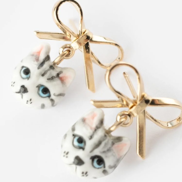 蝴蝶結灰貓瓷耳釘