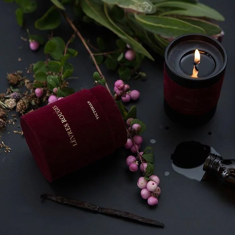 VICTORIAN-Velvet Lèvres Rouges 麝香與香草，黑色蠟燭散發神秘高雅氣質