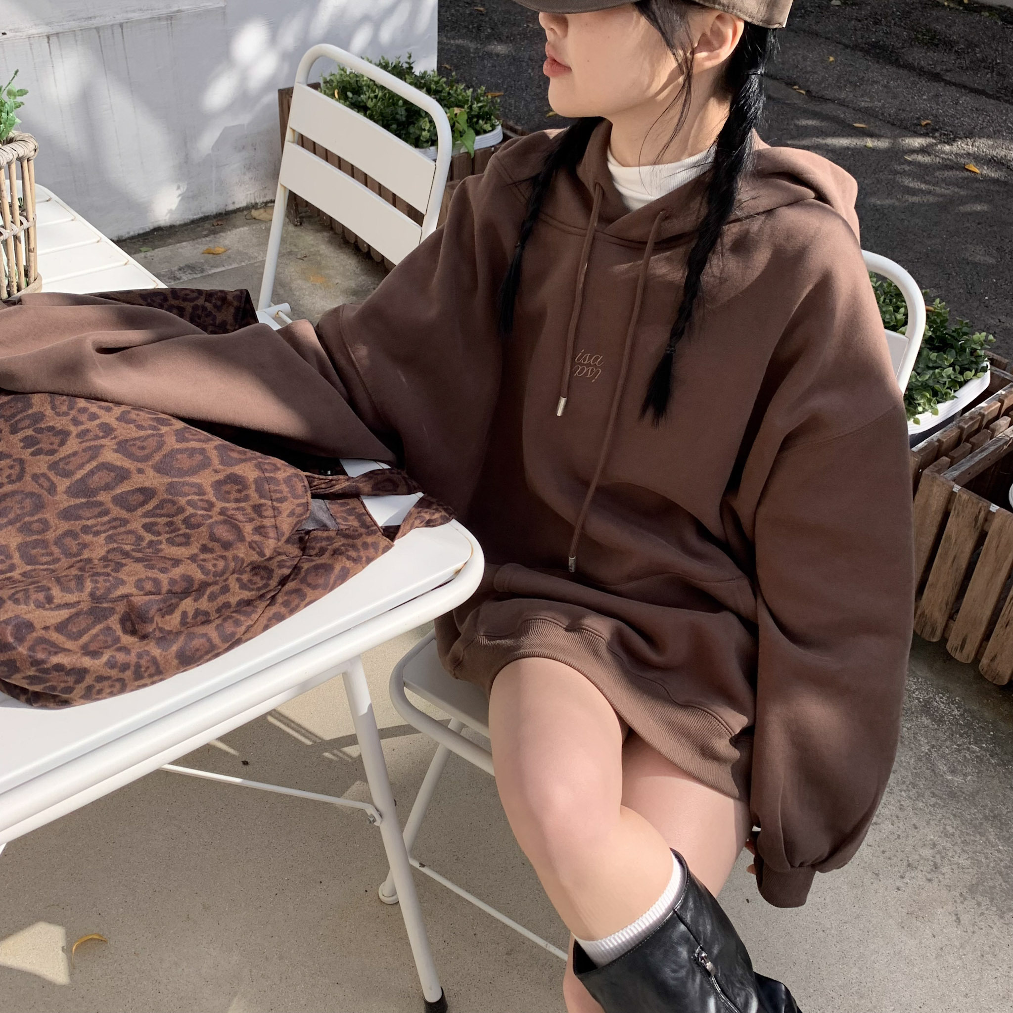 ISA_【ISA MADE】獨家男友hug! 份量感品牌刺繡帽TEE_51048