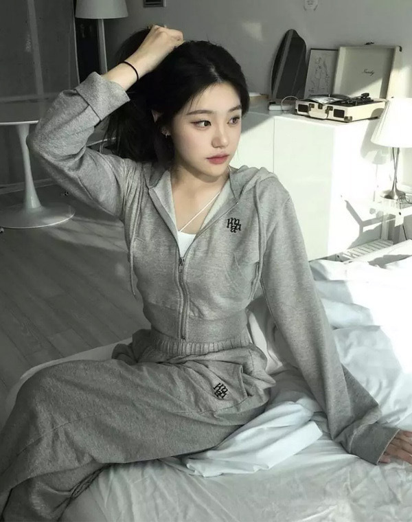 【現貨】韓國 MuahMuah 經典 刺繡 Logo 短版 修身 連帽 外套