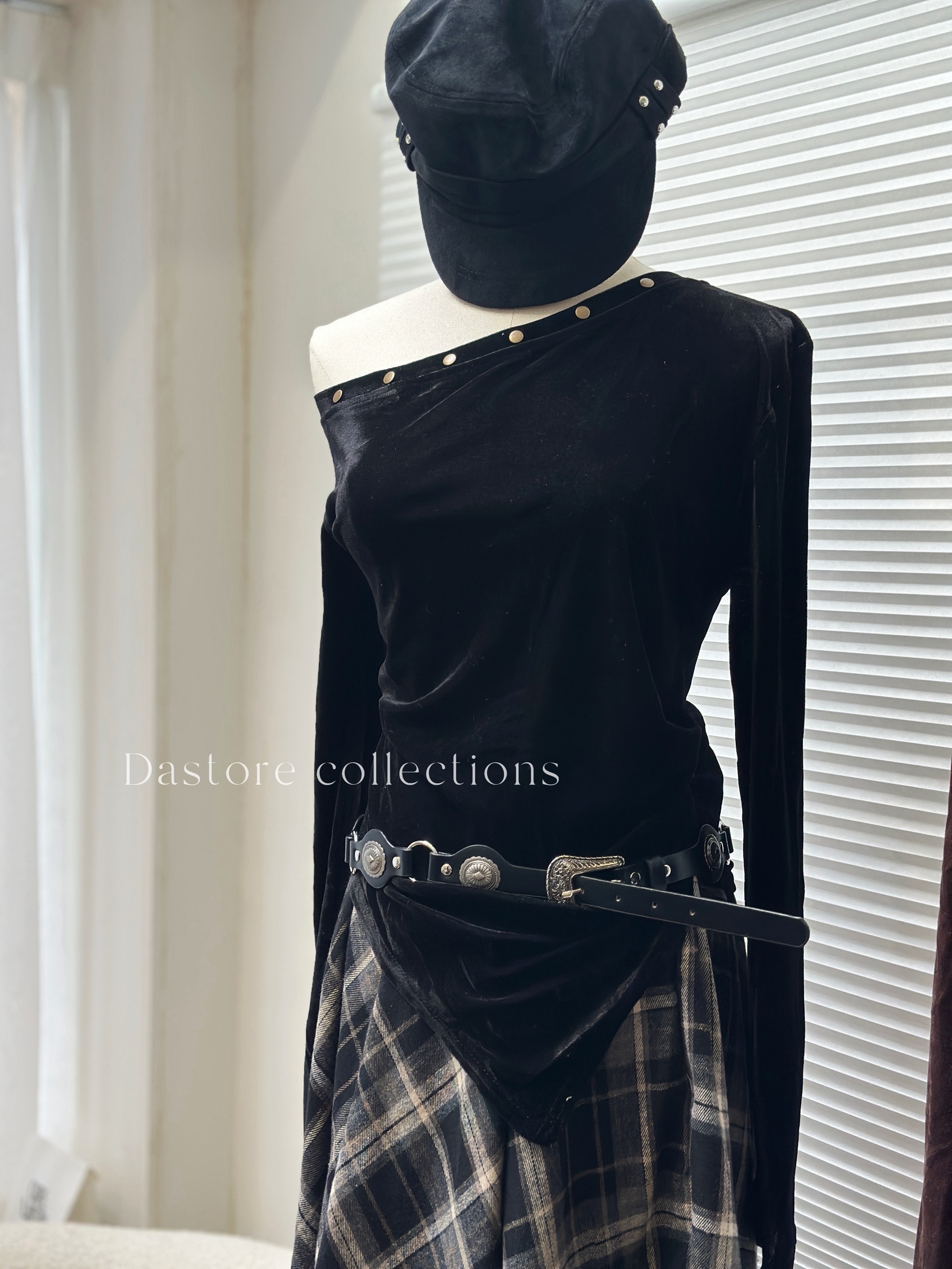 卯釘斜肩一字領絲絨上衣/二色