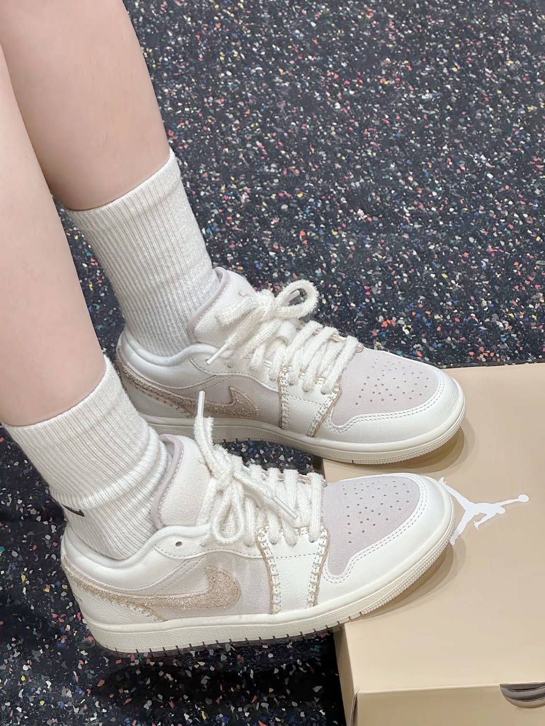 JORDAN AIR JORDAN 1 奶油粉 拼接 金絨