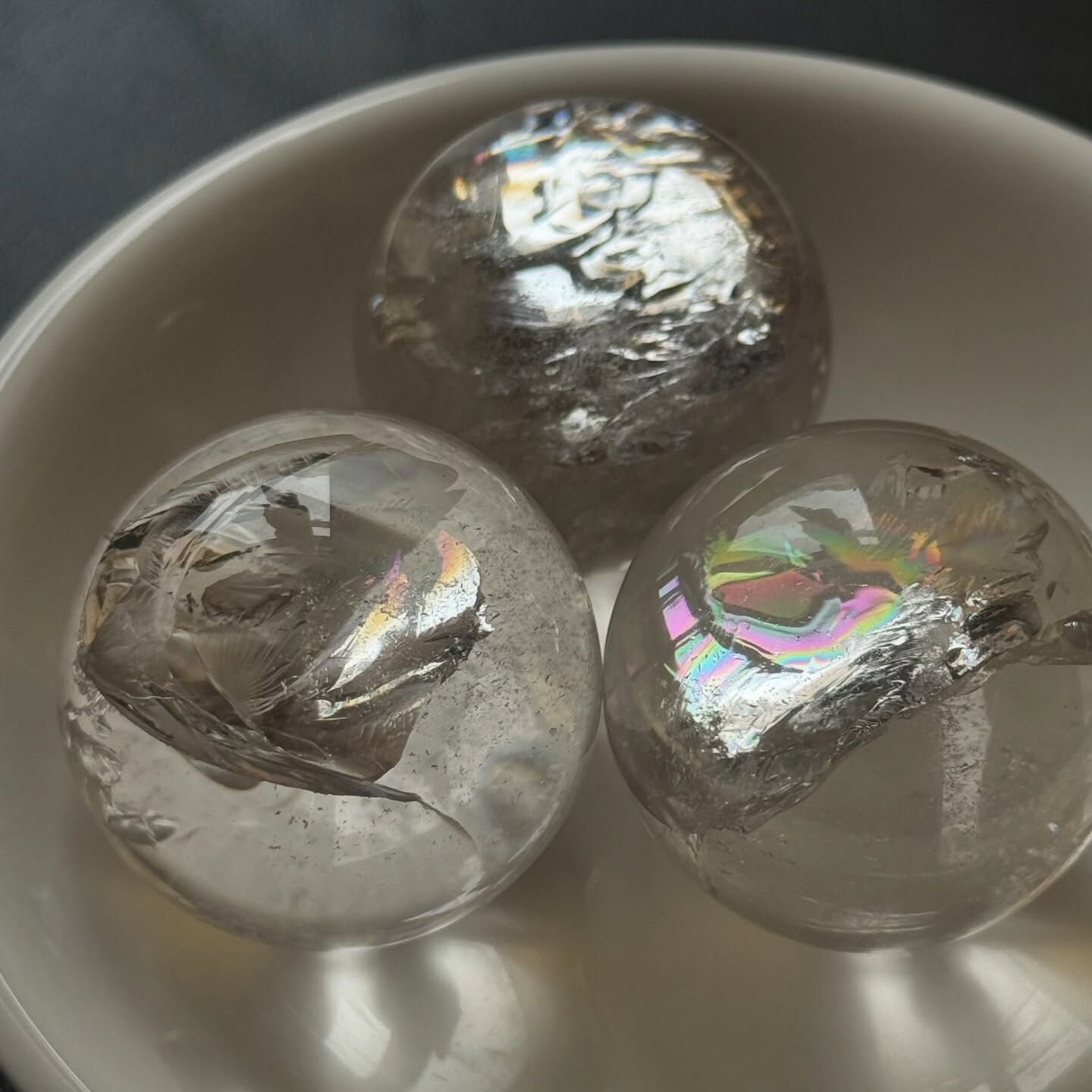 [原石] 爆彩白水晶球 約 3 公分