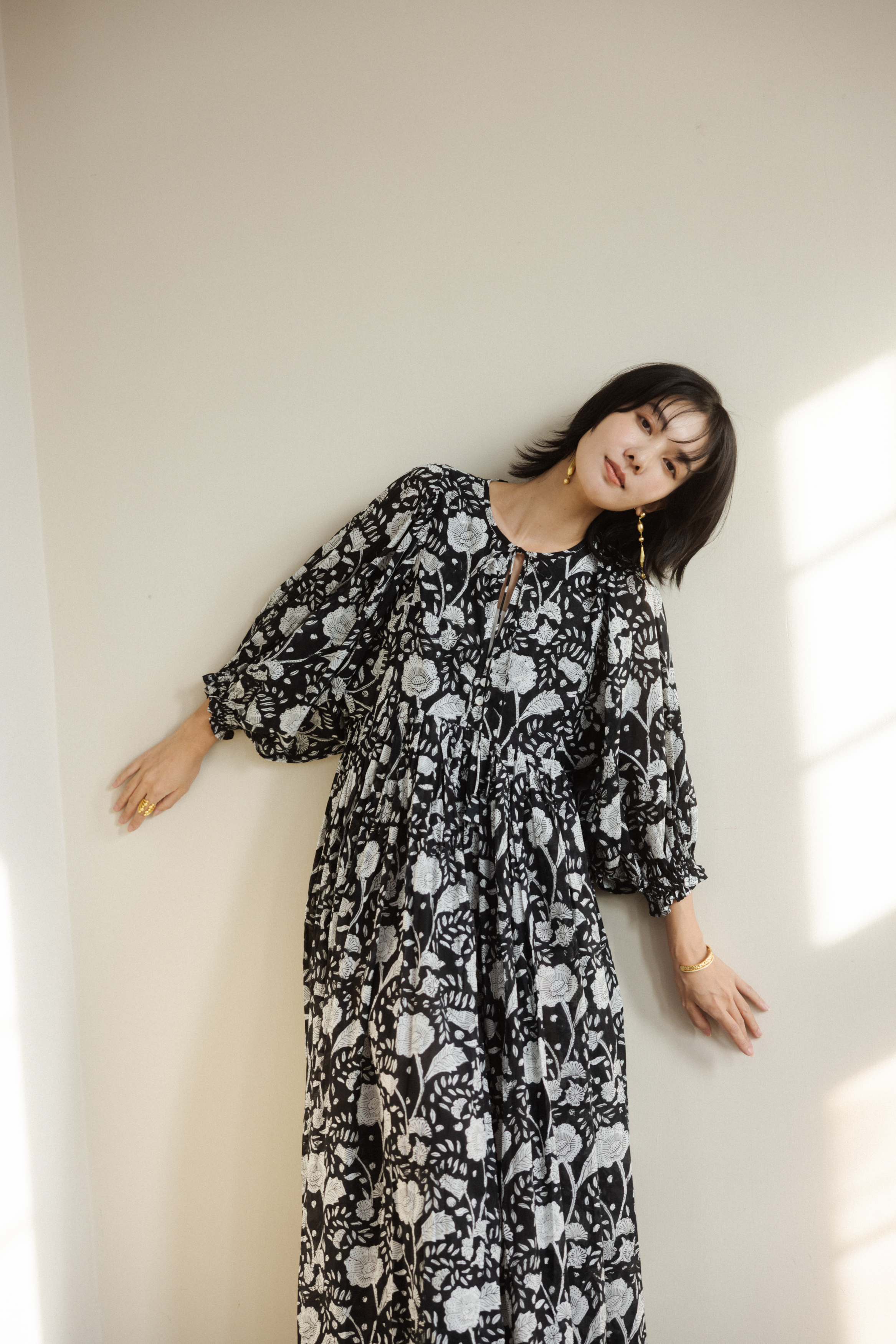 澎袖扣子長洋裝_黑花