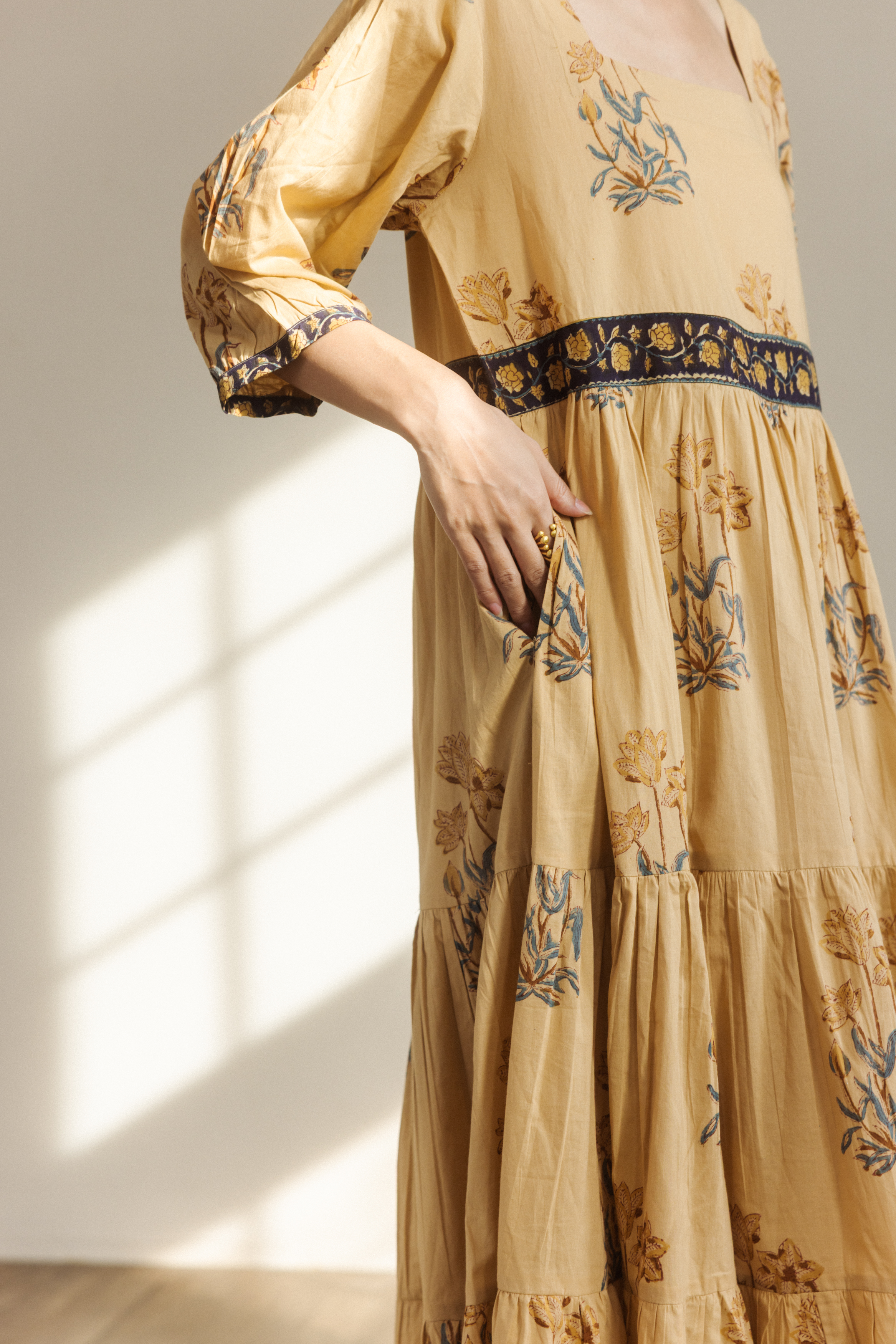 前後方領古典洋裝_咖