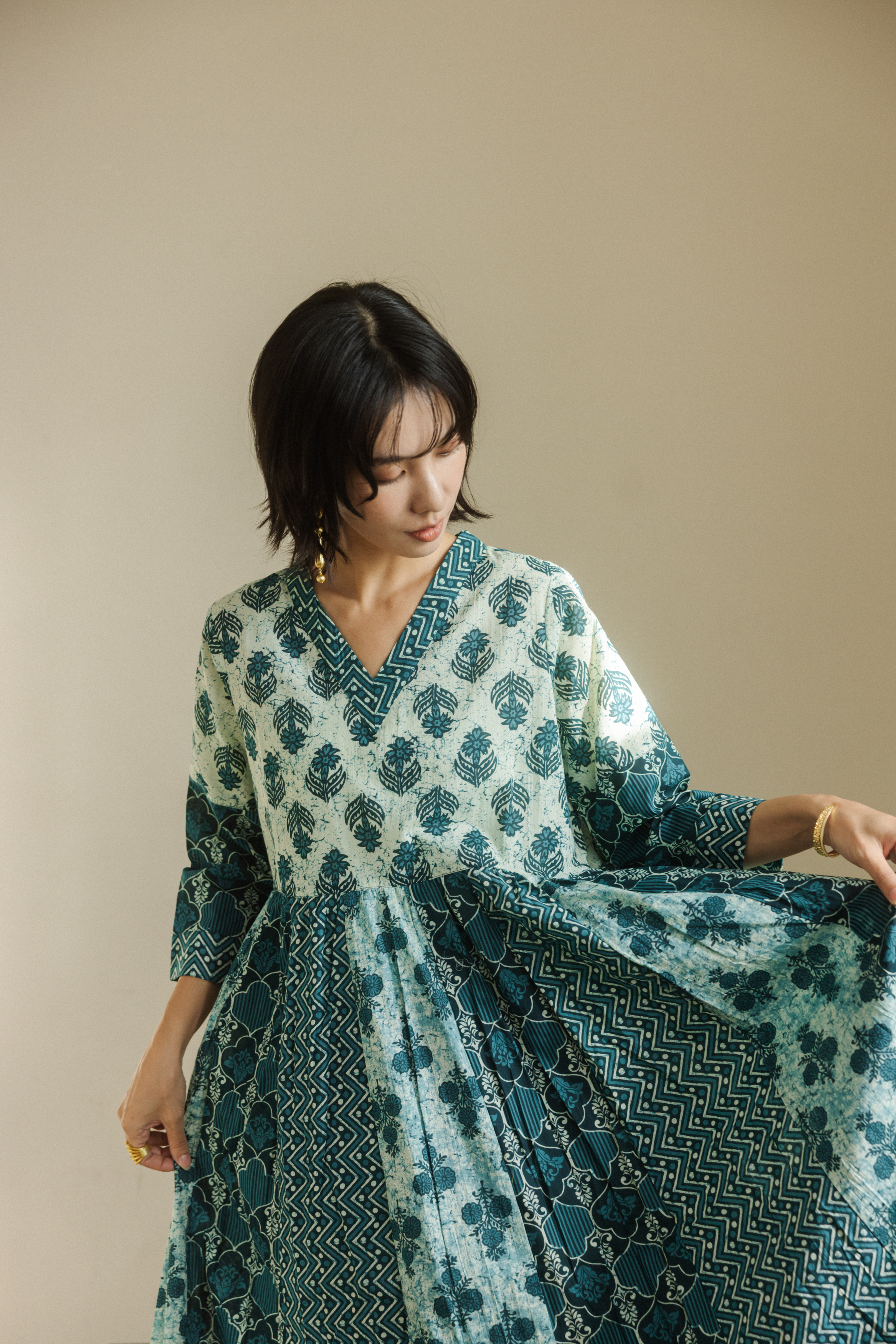 V領長袖拼接洋裝_古老藍綠