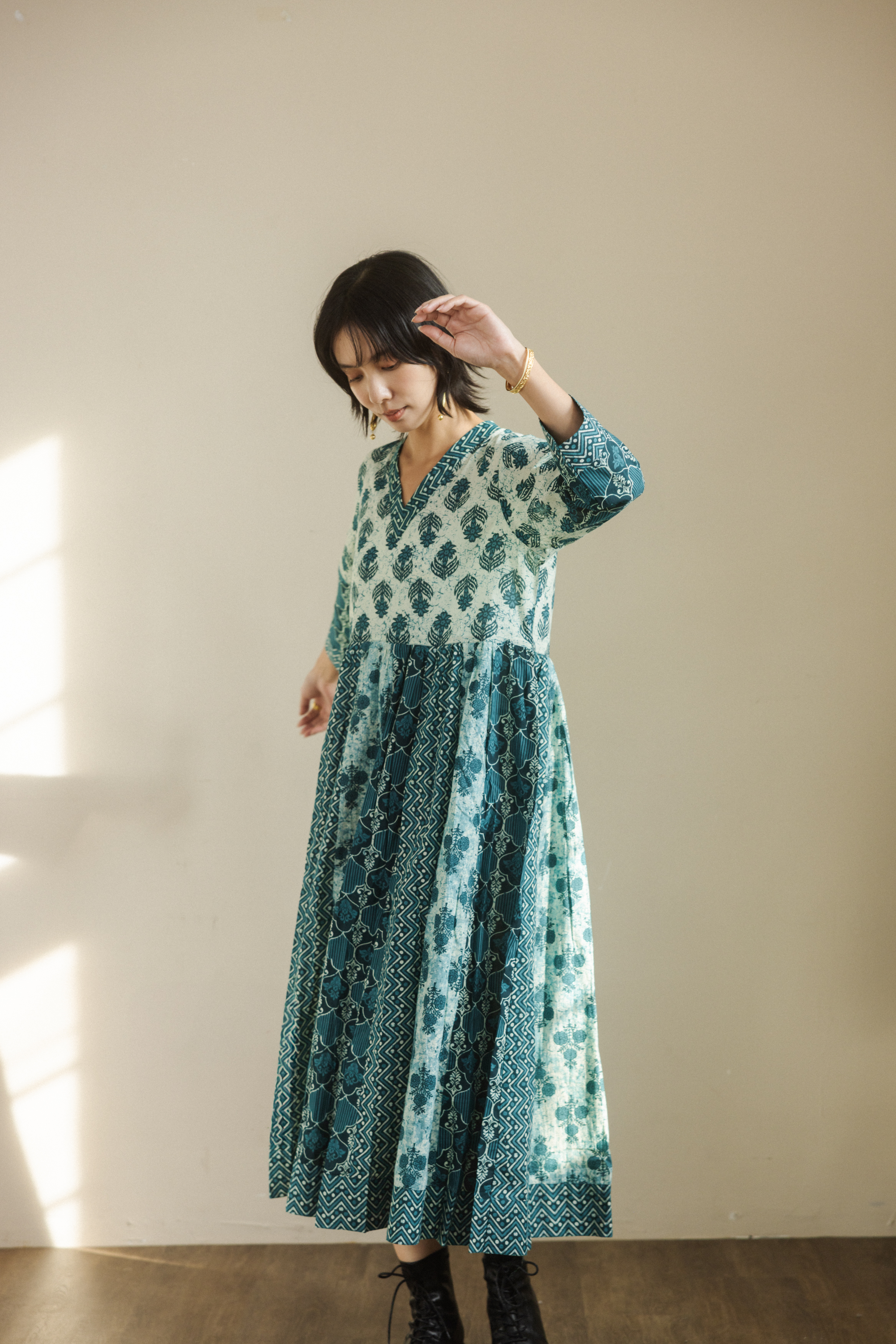 V領長袖拼接洋裝_古老藍綠