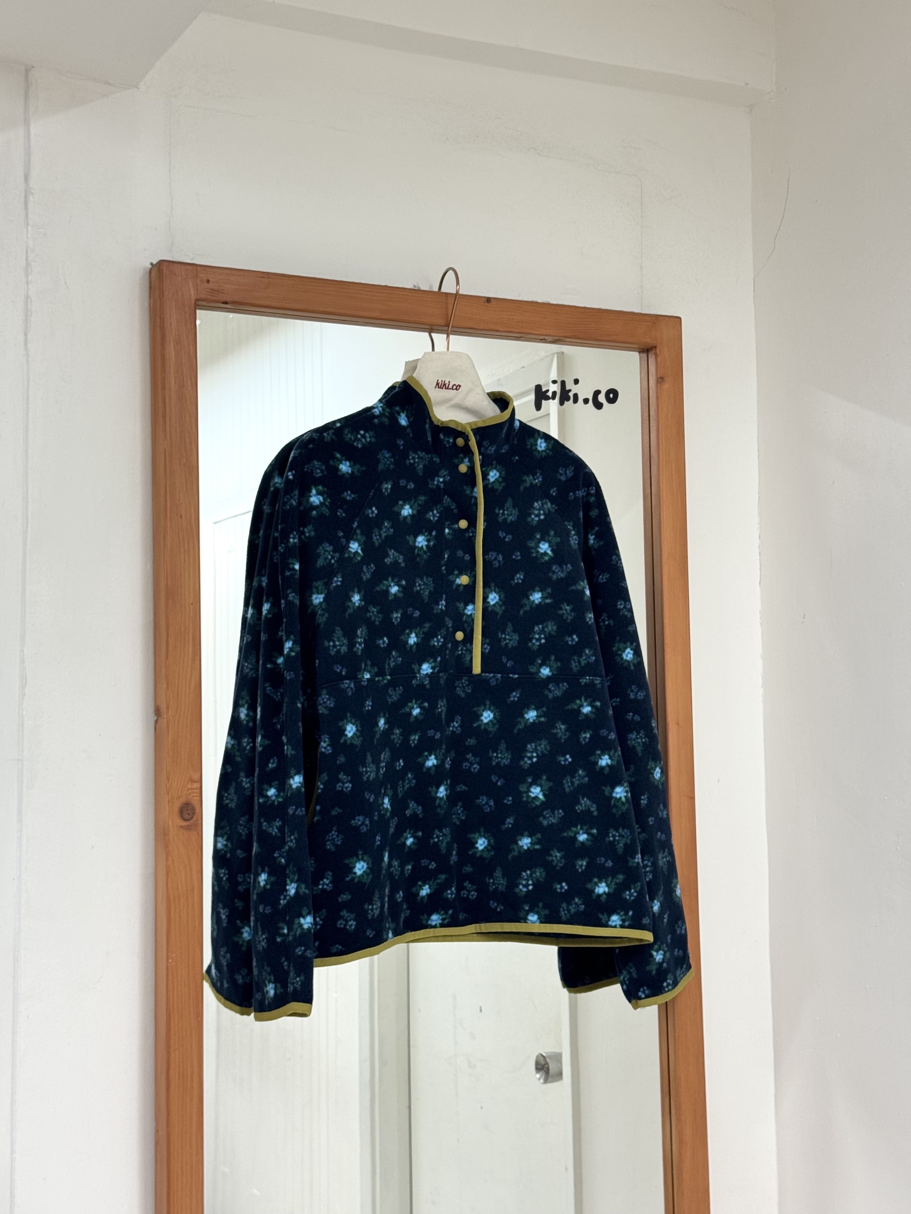 碎花拼色邊絨毛半開胸上衣