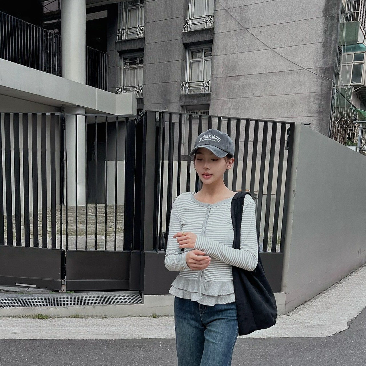 荷葉下擺條紋排釦上衣/二色