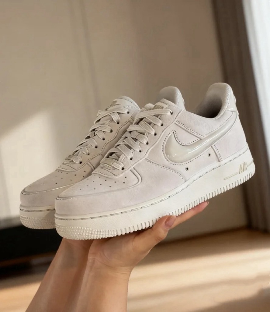 【預購】NIKE AIR FORCE 1 AF1 摩卡奶白 淺水泥灰 米灰色 絨面 女鞋 HV4406-001