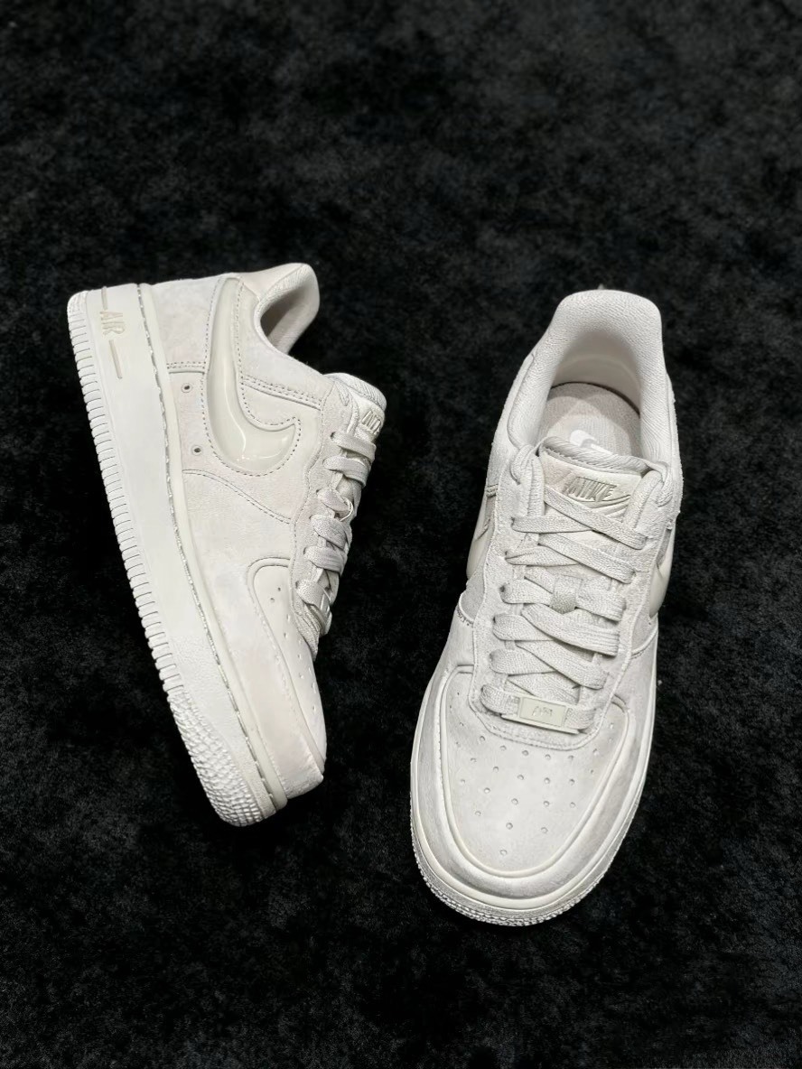 【預購】NIKE AIR FORCE 1 AF1 摩卡奶白 淺水泥灰 米灰色 絨面 女鞋 HV4406-001