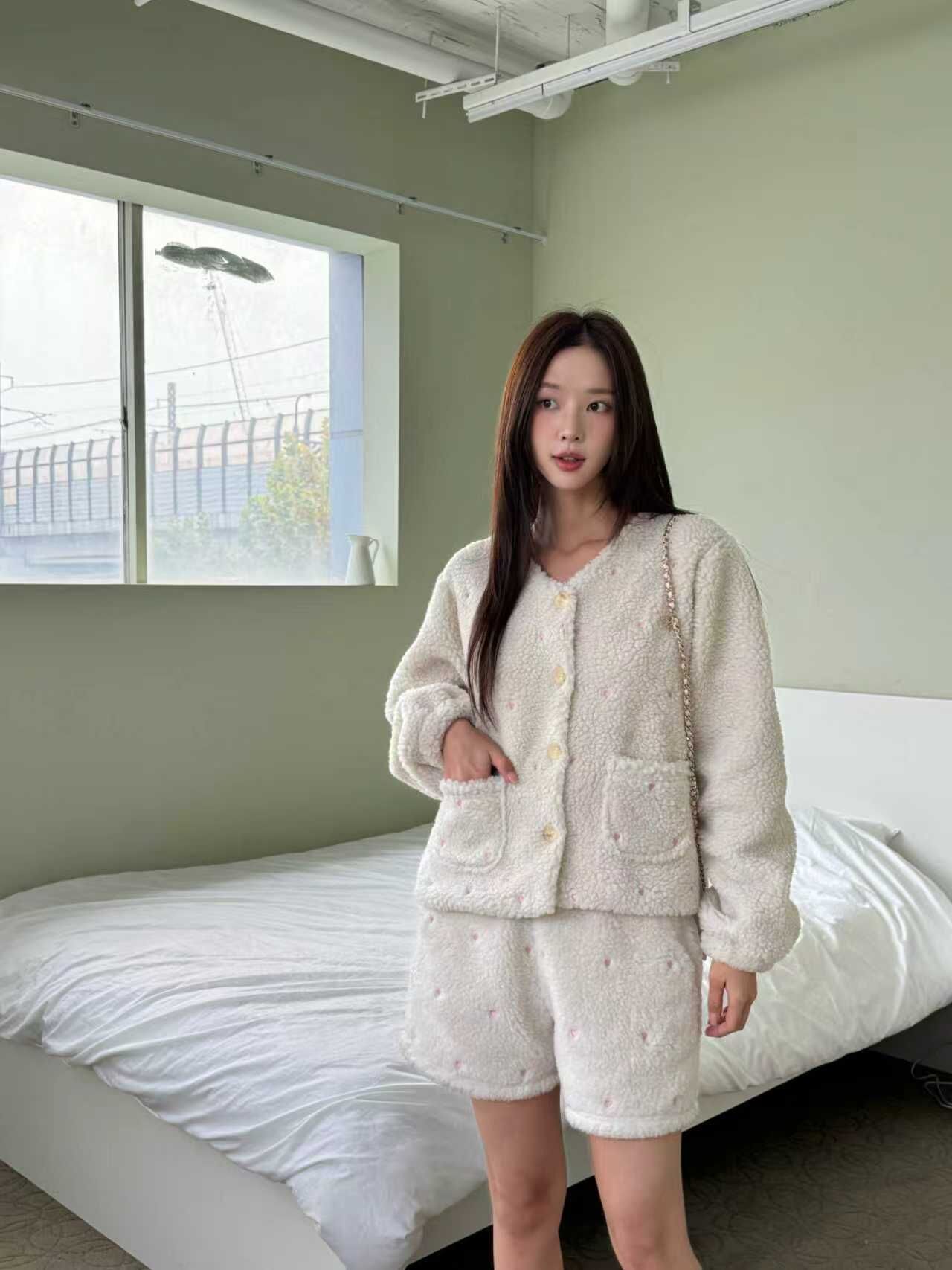 ME5256 刺繡心心毛絨外套