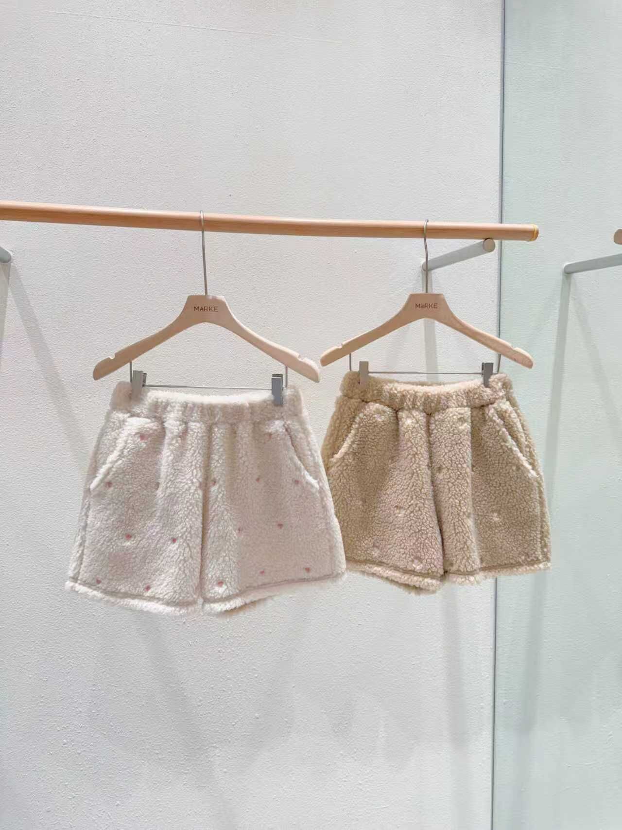 ME5255 刺繡心心毛絨短褲