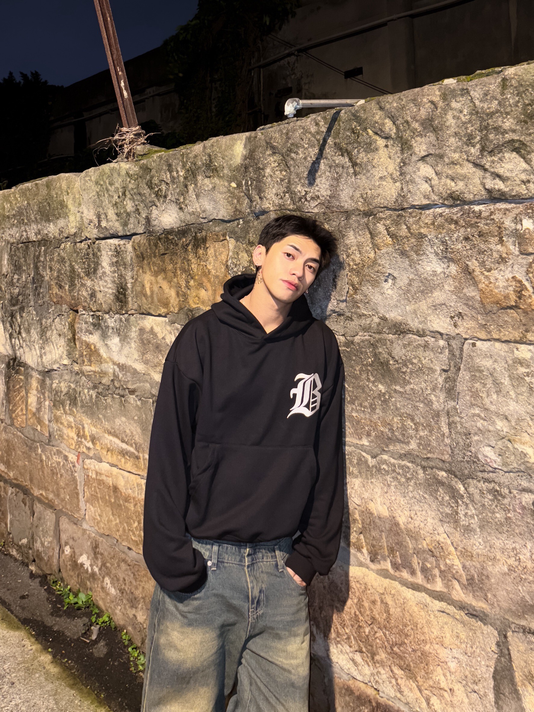 《S.V》刺繡歌德字短寬帽T