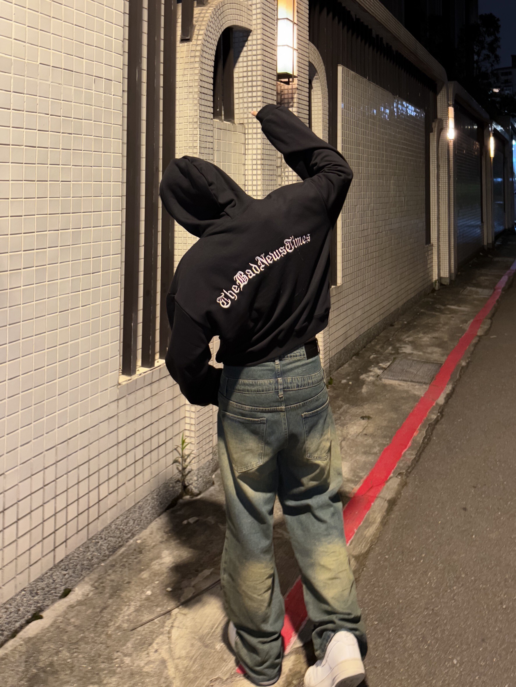 《S.V》刺繡歌德字短寬帽T