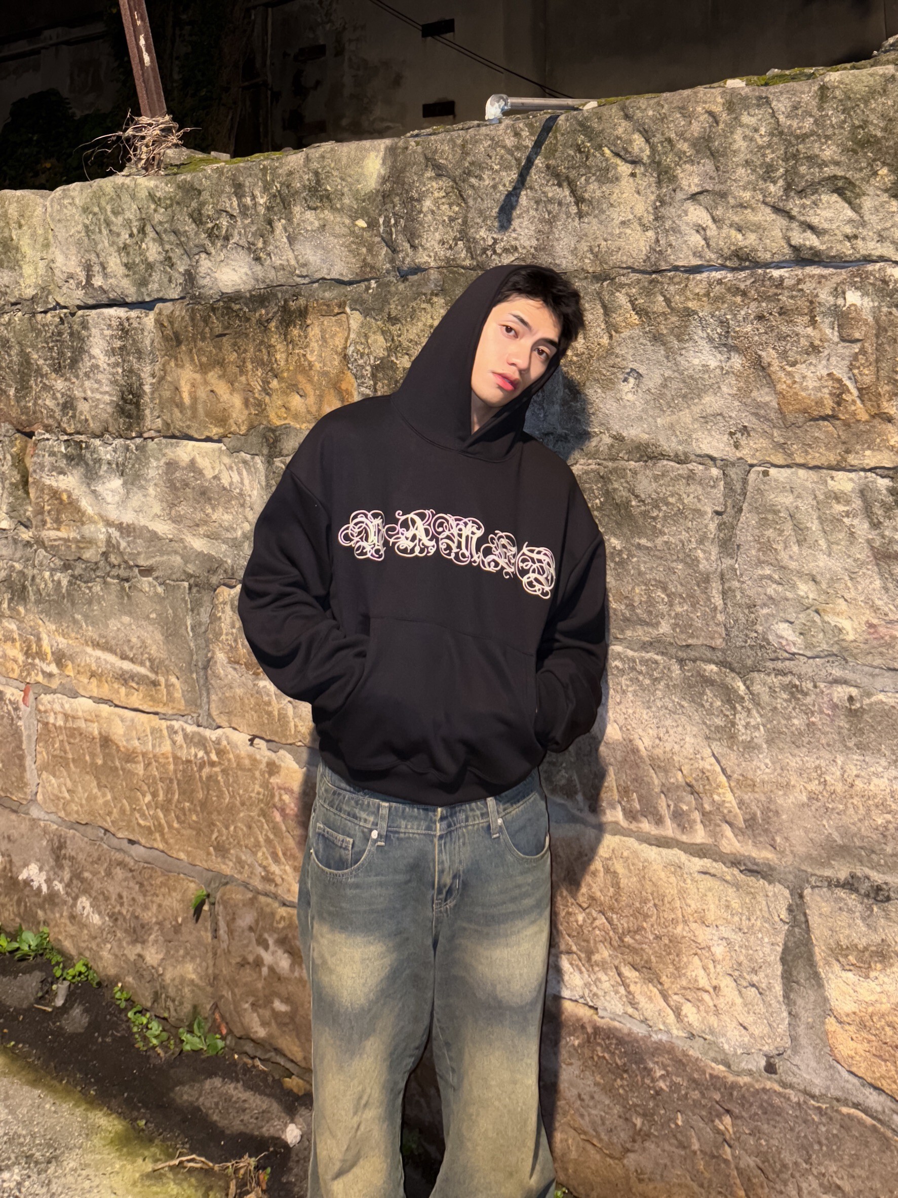 《S.V》纏繞刺繡梵文字帽T