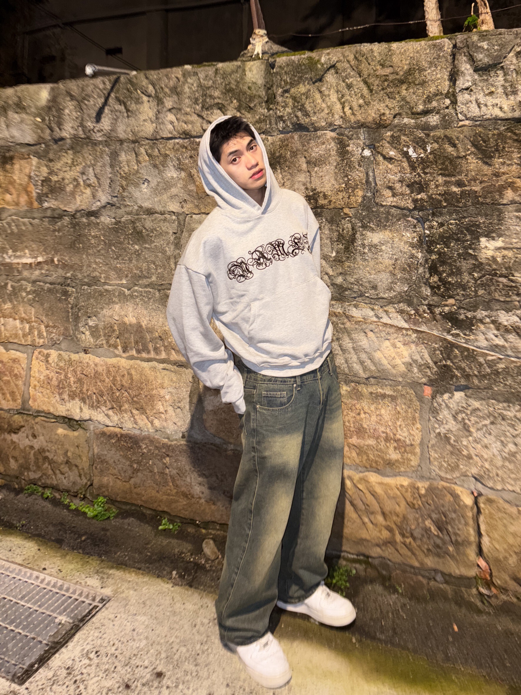 《S.V》纏繞刺繡梵文字帽T