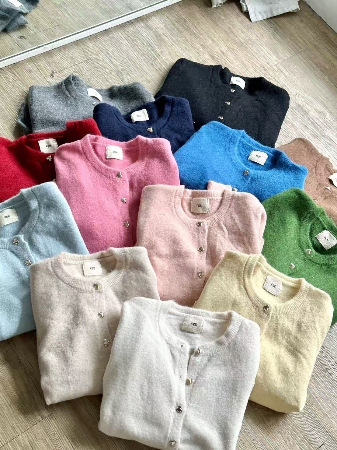 902 愛心釦彩色針織衫