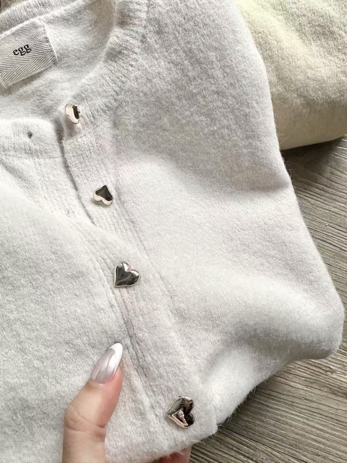 902 愛心釦彩色針織衫