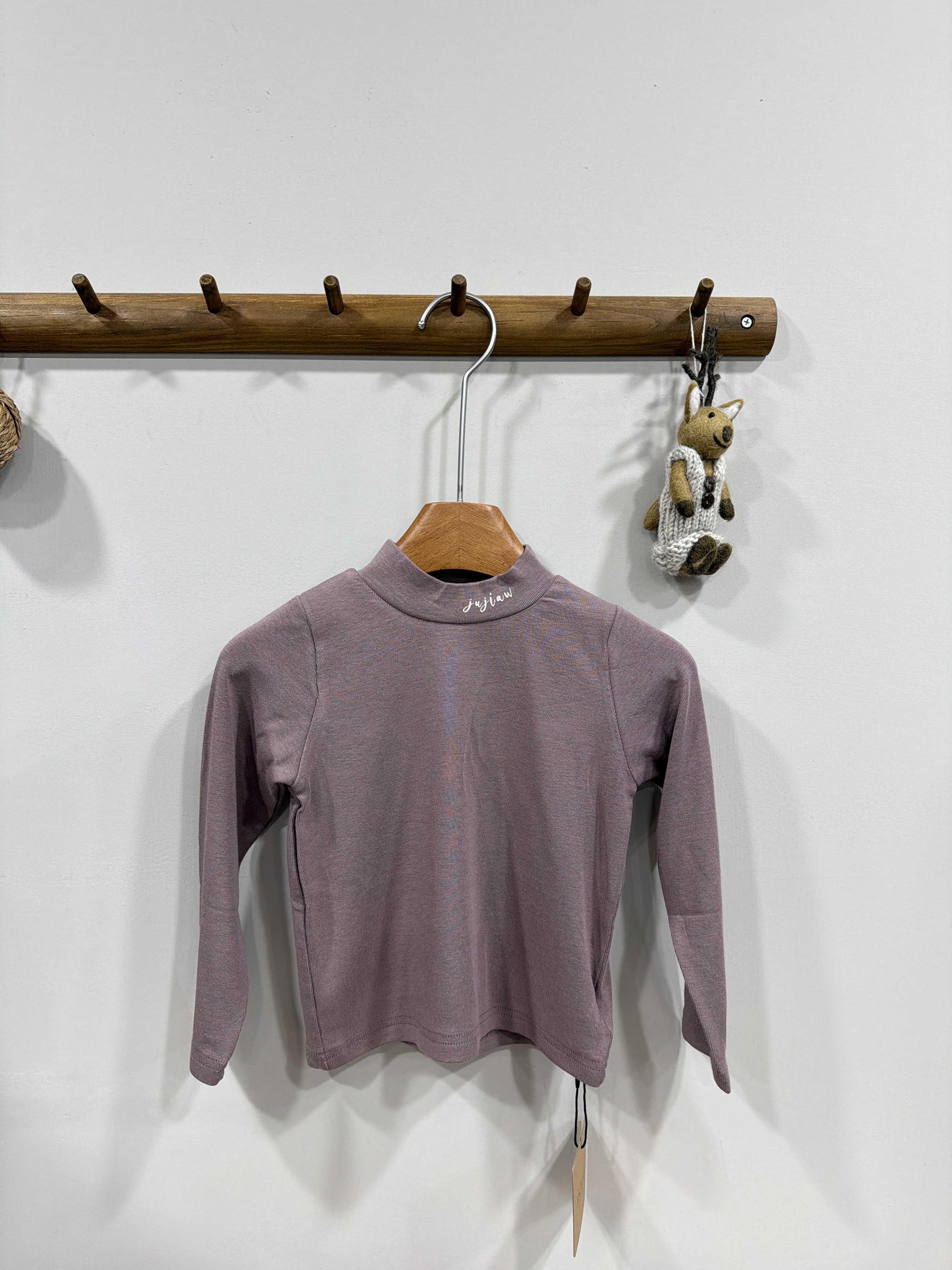 A03450領口字母內搭上衣