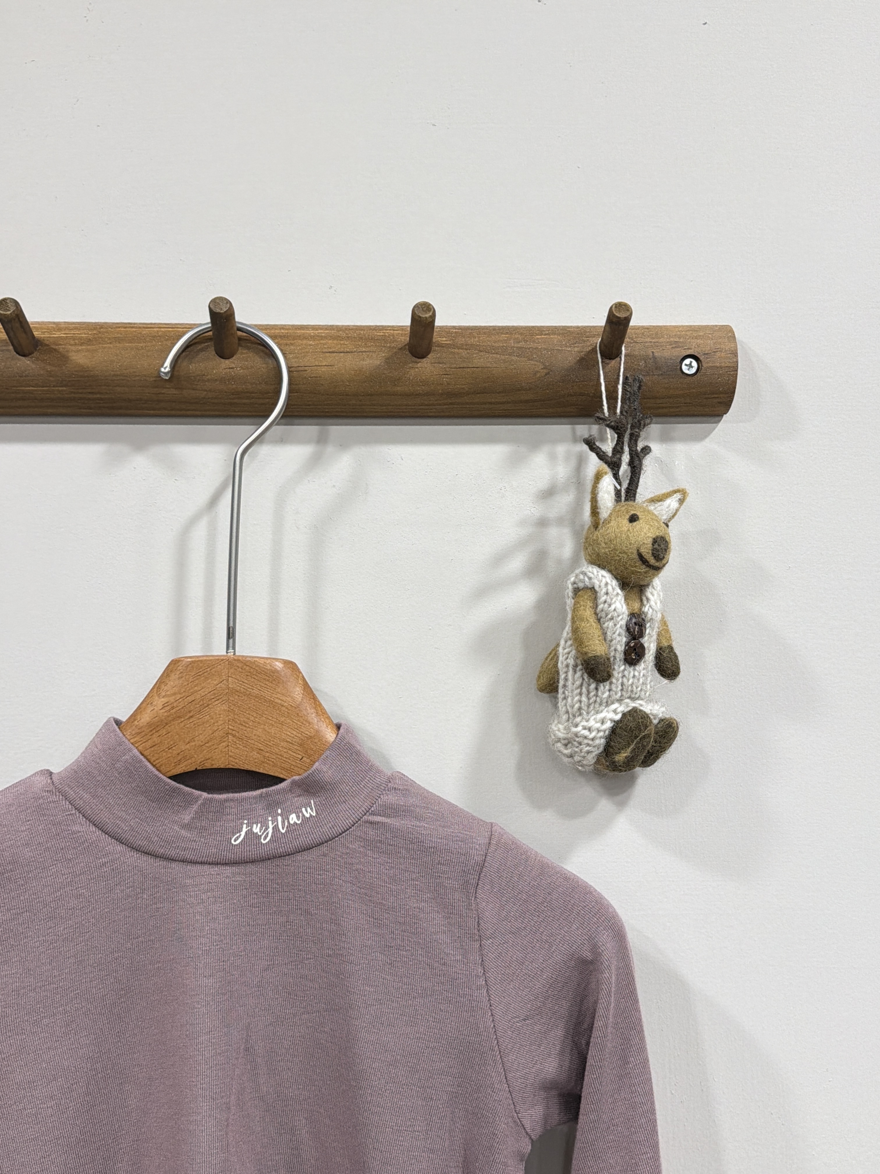 A03450領口字母內搭上衣