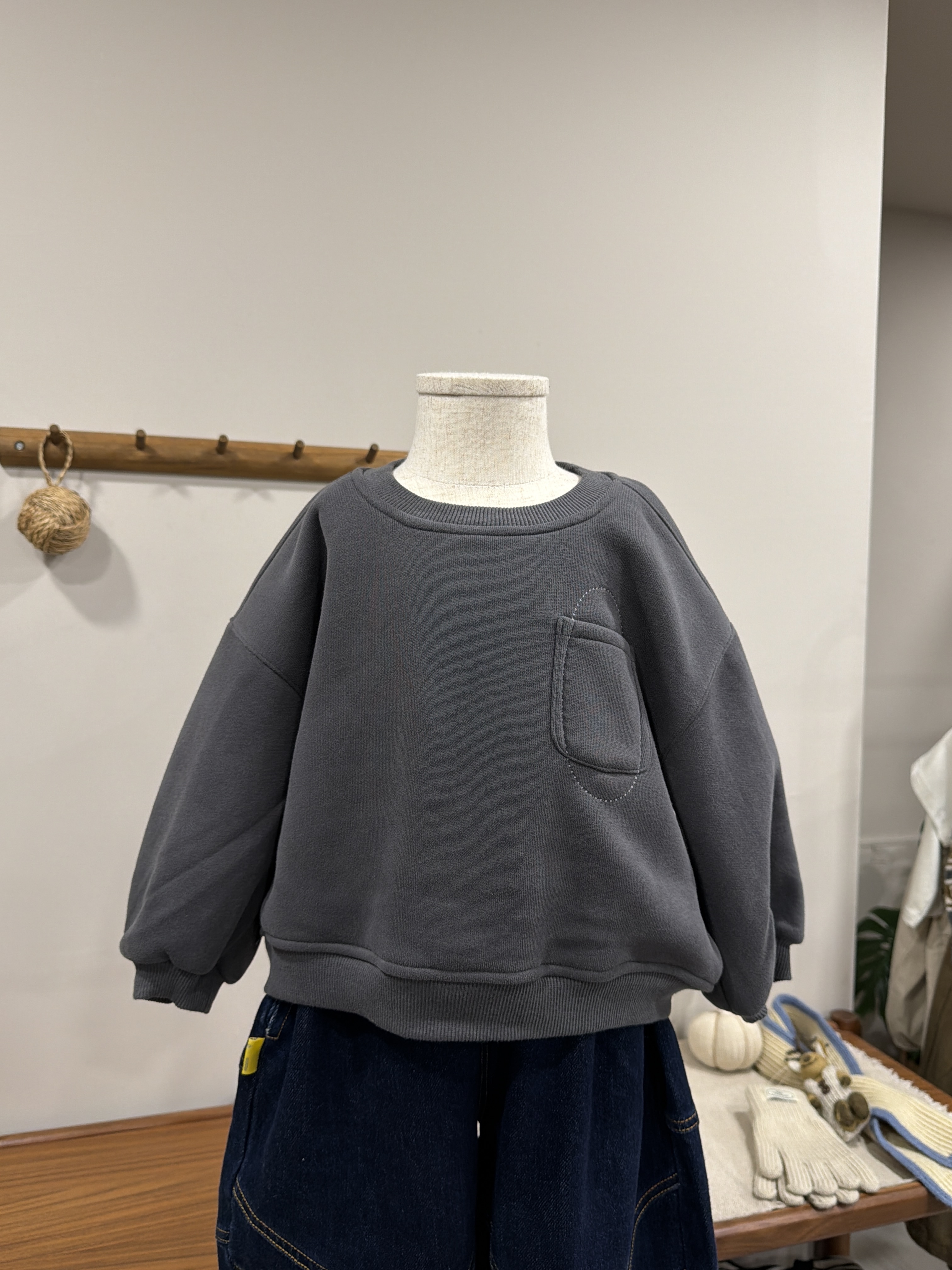 A03244內絨布簡約口袋大學T