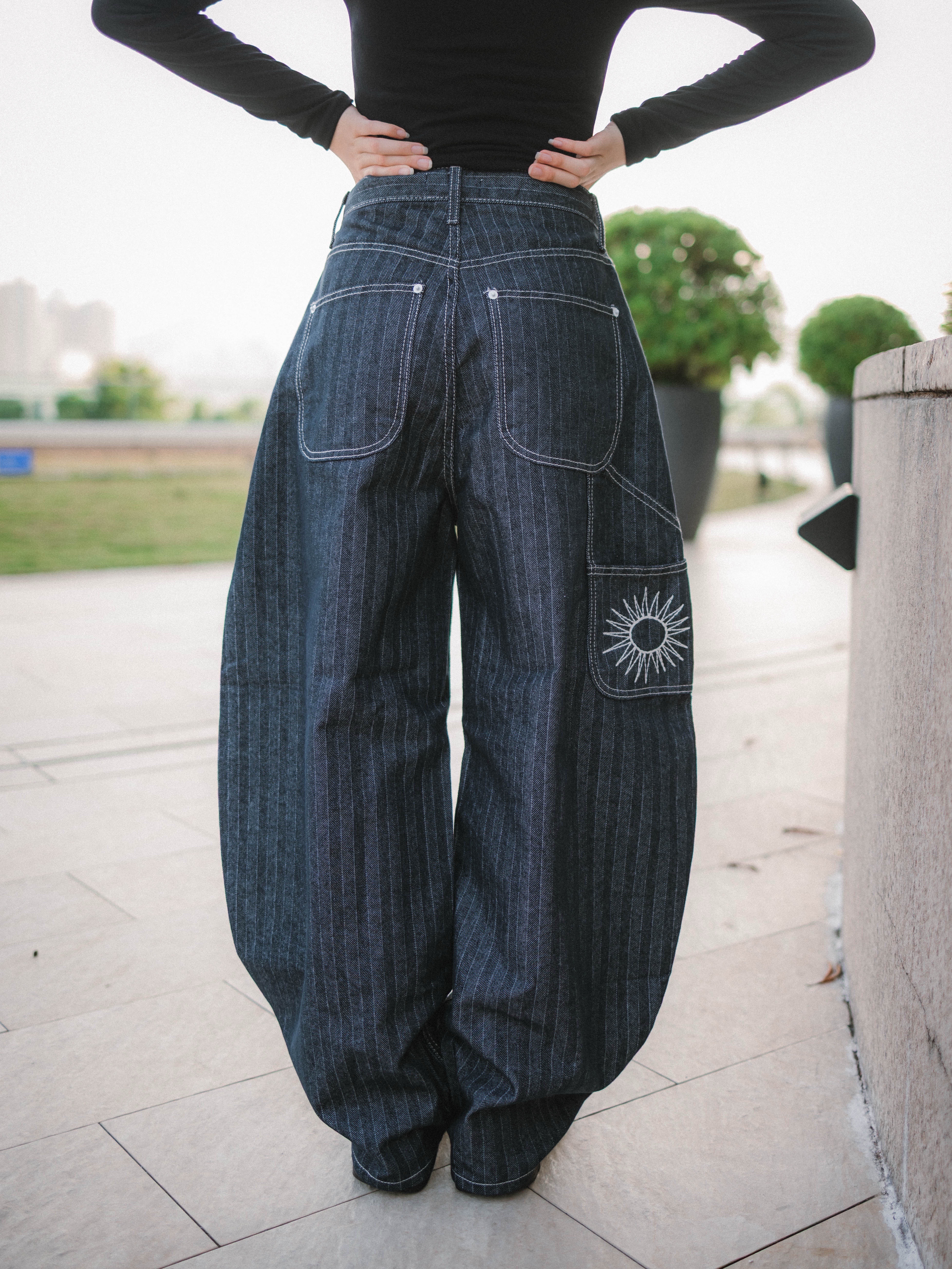 【網站限定優惠】太陽刺繡直紋彎刀褲