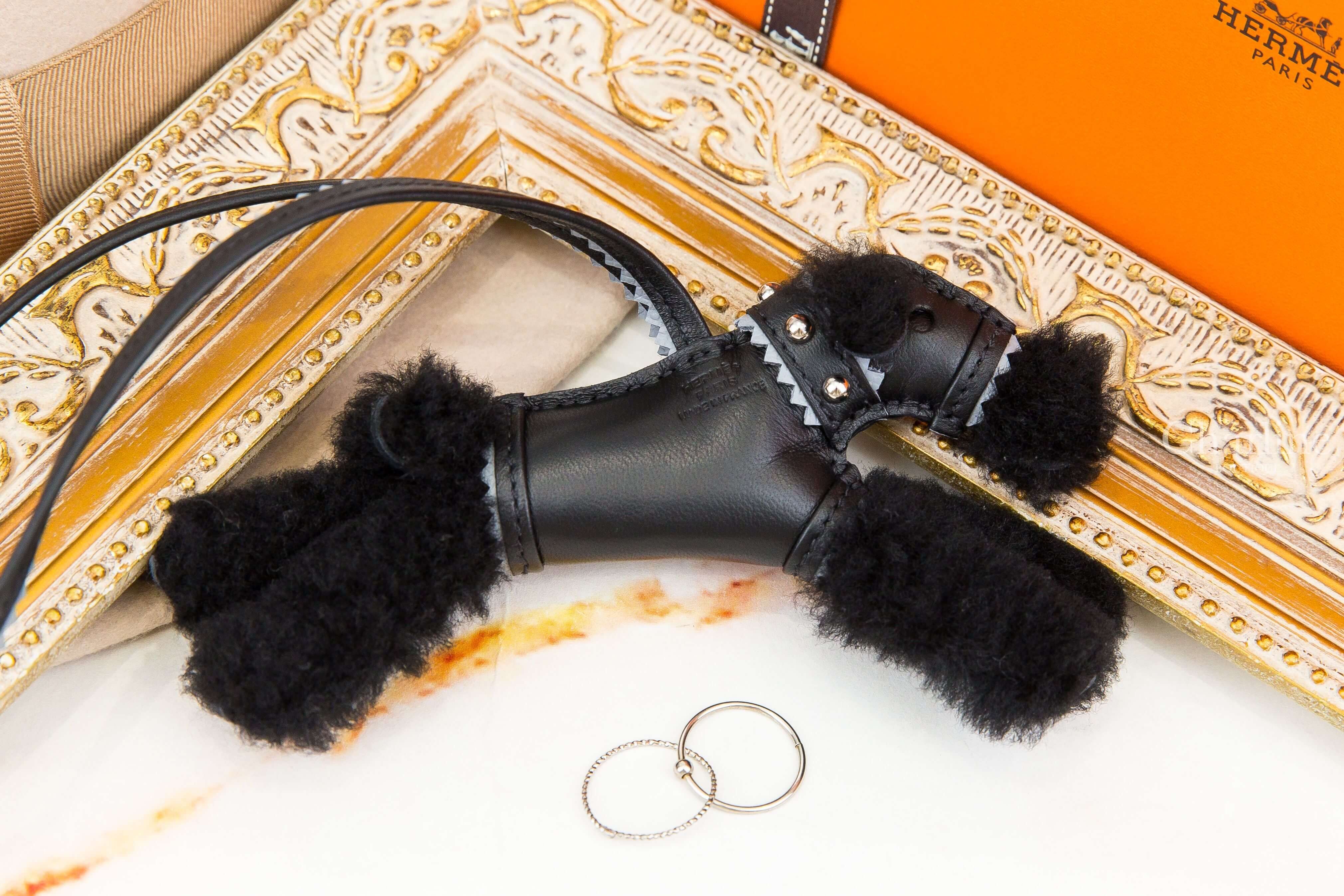 Hermès Hermès Budy Charm 黑色羊毛木偶灰鋸齒滾邊卯釘獵狐梗犬吊飾-Charline Boutique 精品代購