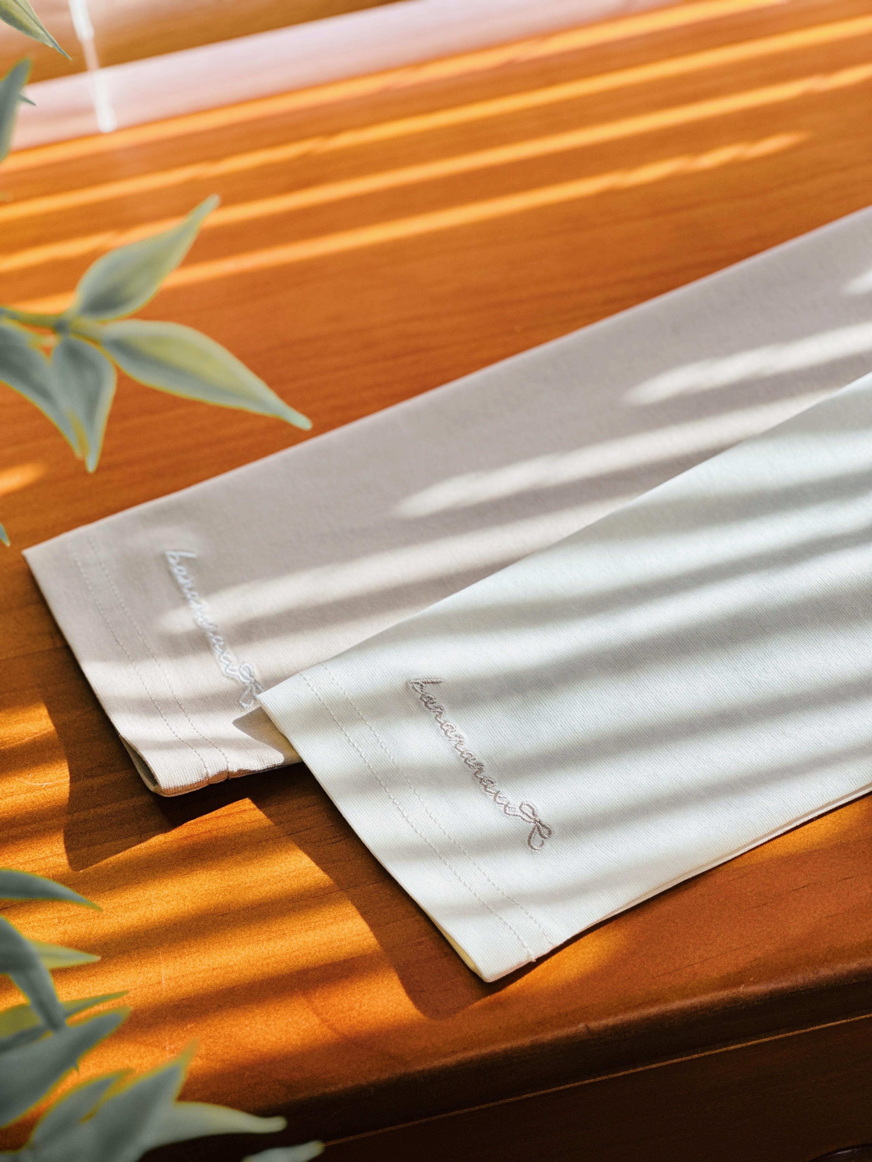 兩色 / 柔滑刺繡長袖上衣(附披肩) / Soft Touch Embroidered Top (With Detachable Collar）