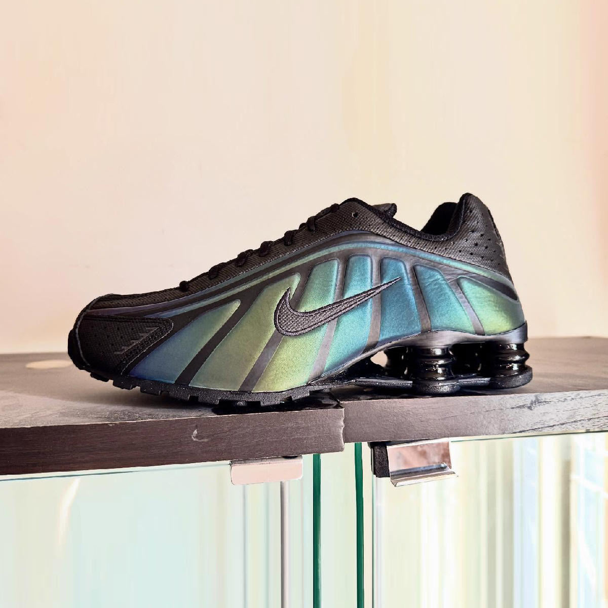 男鞋 NIKE SHOX R4 SE 黑海藻綠 氣墊 緩震 夜光 未來科幻感 彈簧鞋 運動鞋【IM6596-001】