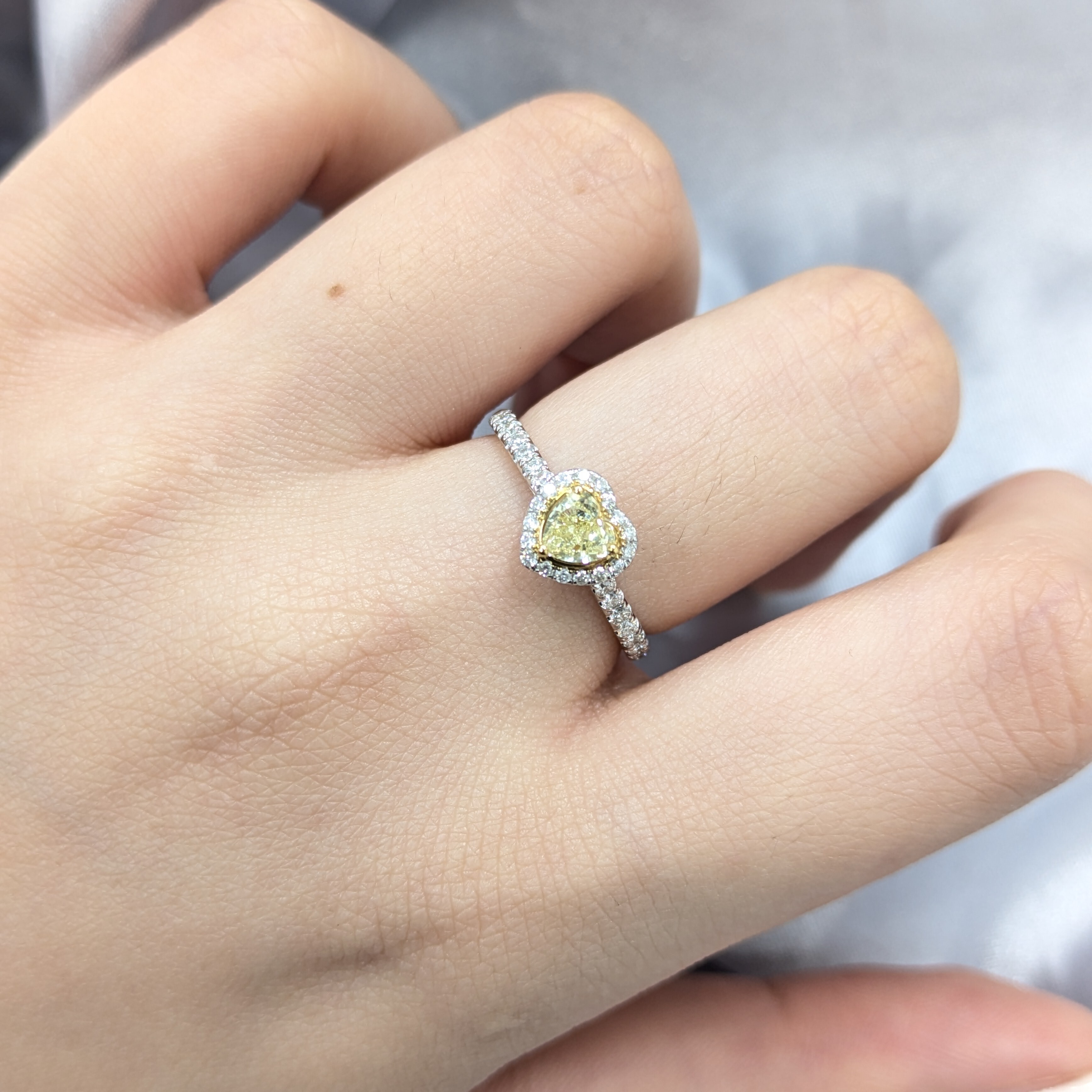 全新18K金【單粒40份心形彩黃鑽】配小鑽共64份鑽石戒指