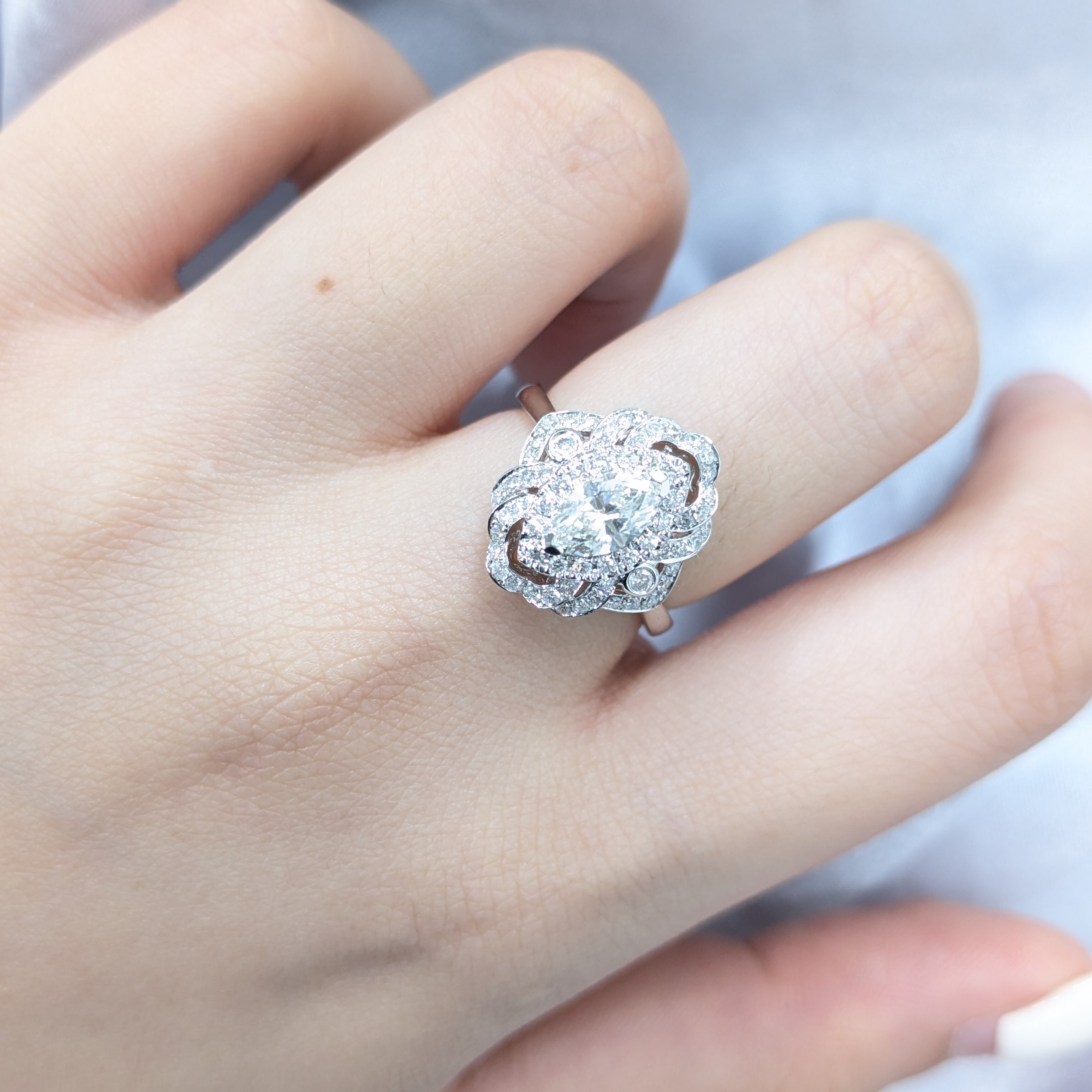 全新18K白金【單粒51份欖尖形鑽石】配小鑽共93份鑽石戒指