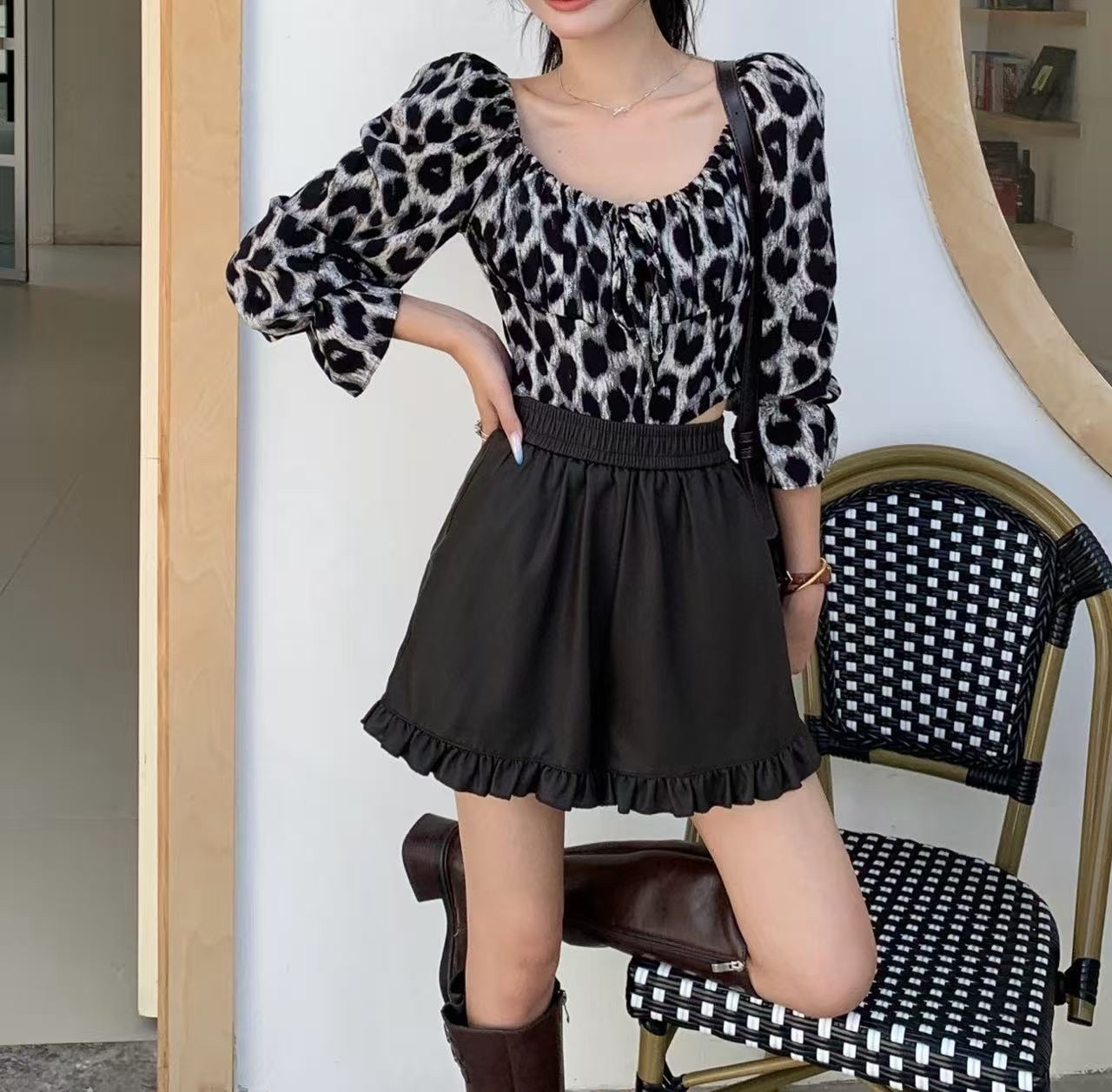 6819 花邊造型皮革短褲