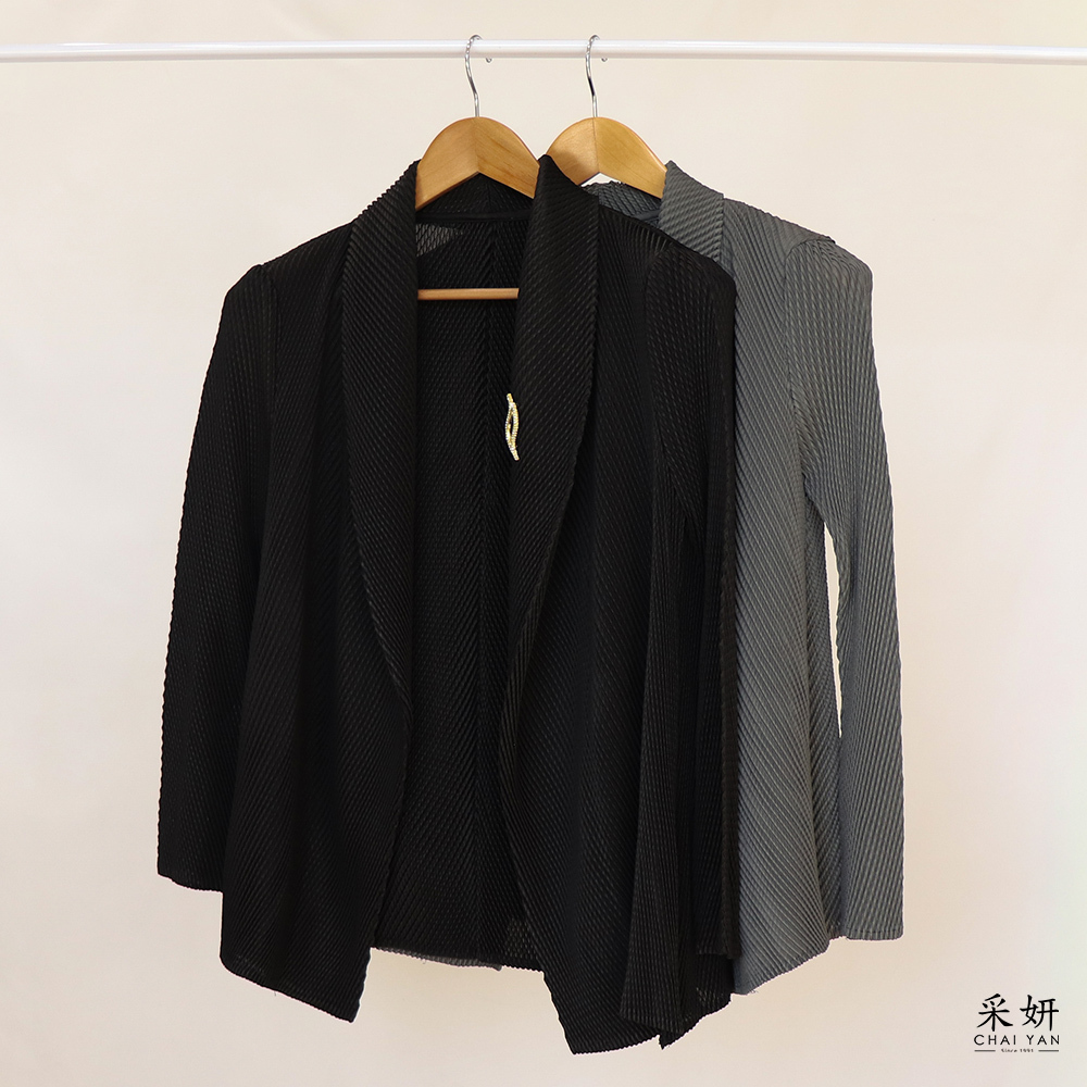 素色可拆別針斜紋壓摺開襟長袖外套