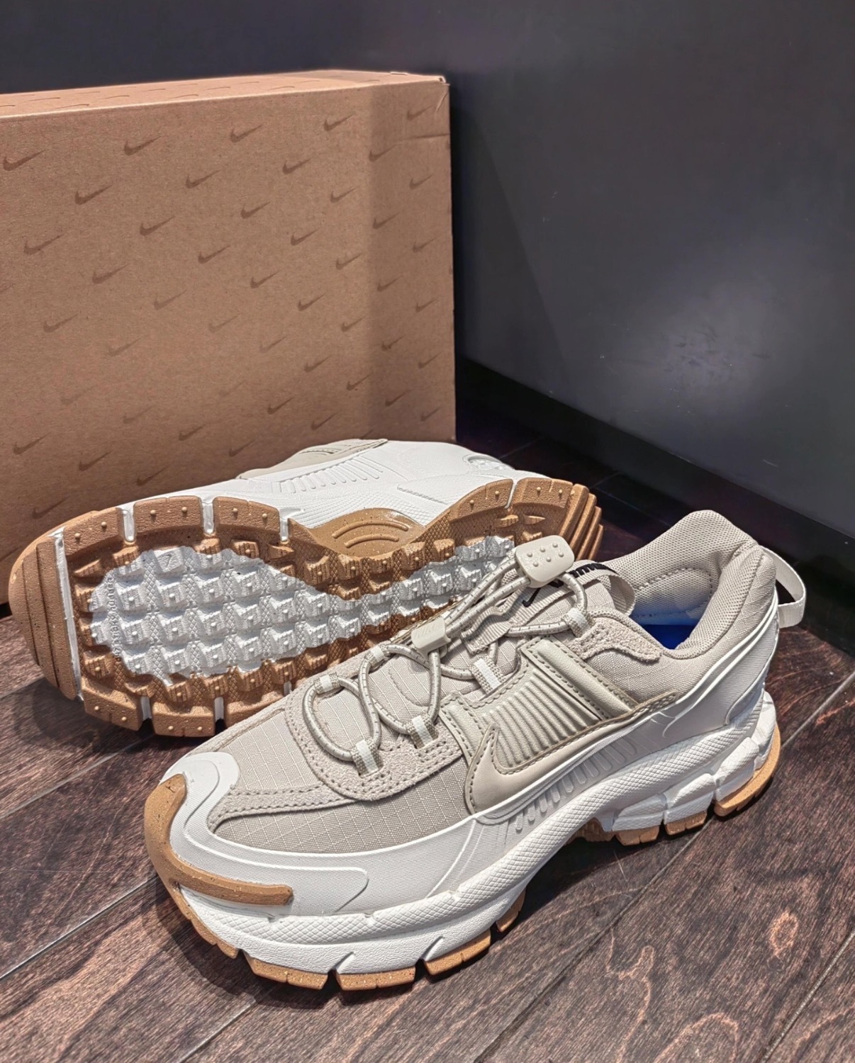 女鞋 NIKE W ZOOM VOMERO ROAM 米灰 增高 耐磨 異材質拼接 栓扣式鞋帶 休閒鞋【HQ2181-100】