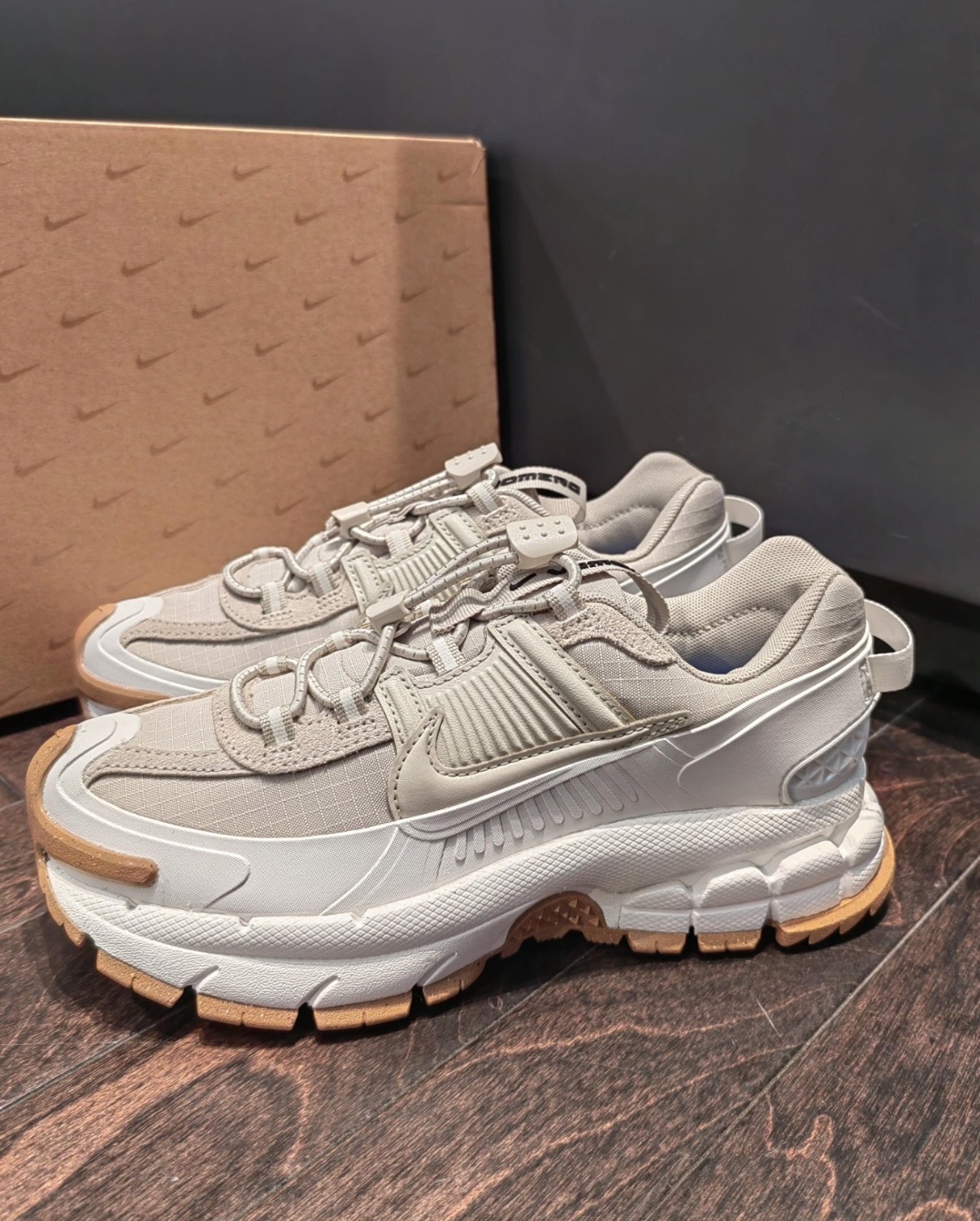 女鞋 NIKE W ZOOM VOMERO ROAM 米灰 增高 耐磨 異材質拼接 栓扣式鞋帶 休閒鞋【HQ2181-100】