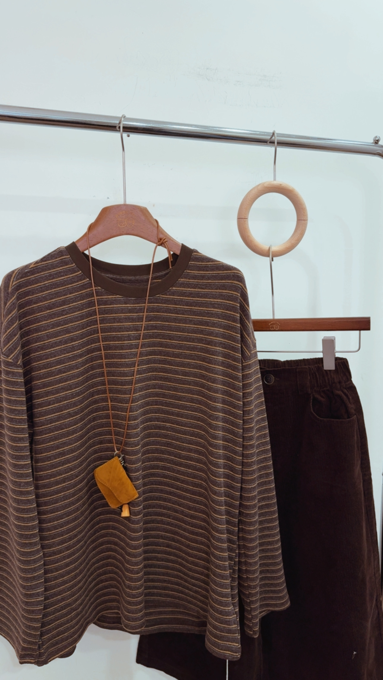 T5709Q咖色彈性打底針織上衣(附上麂皮小包)