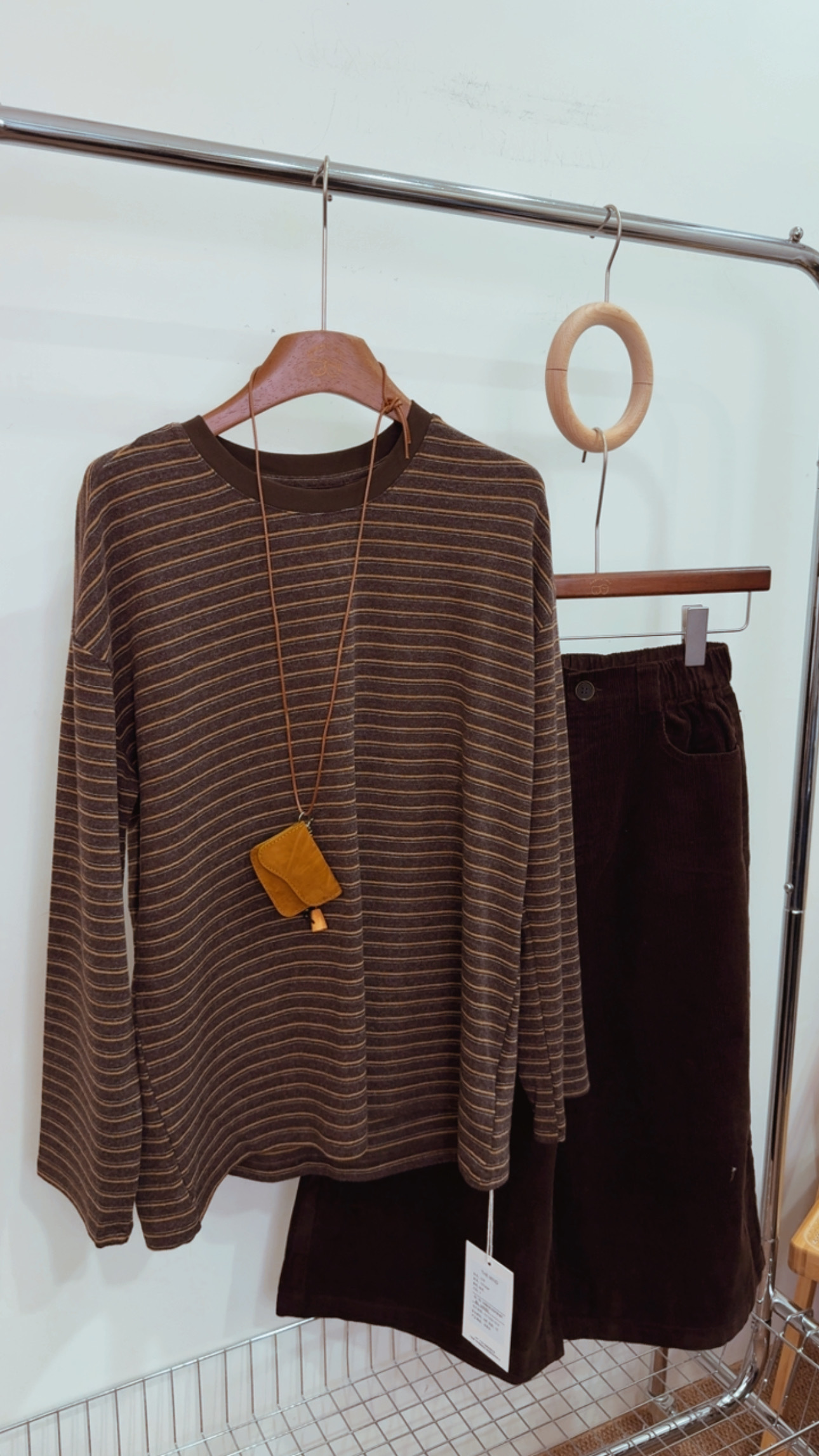 T5709Q咖色彈性打底針織上衣(附上麂皮小包)