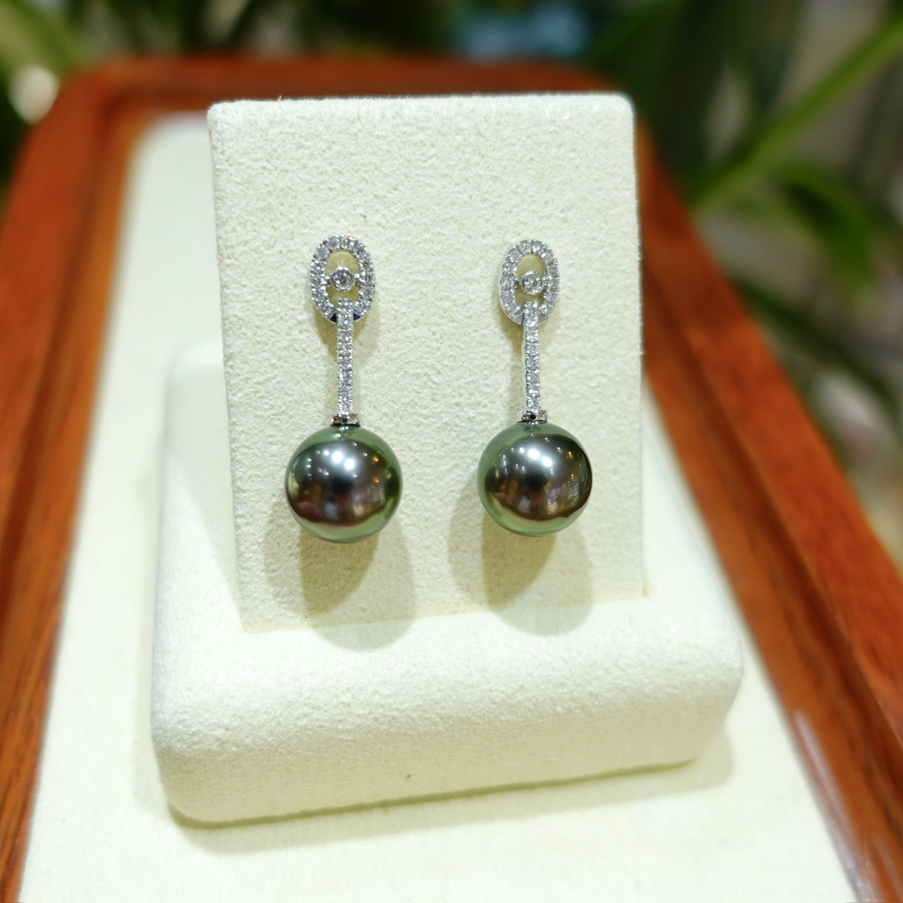 18K金大溪地黑珍珠鑽石耳環 -孔雀綠色