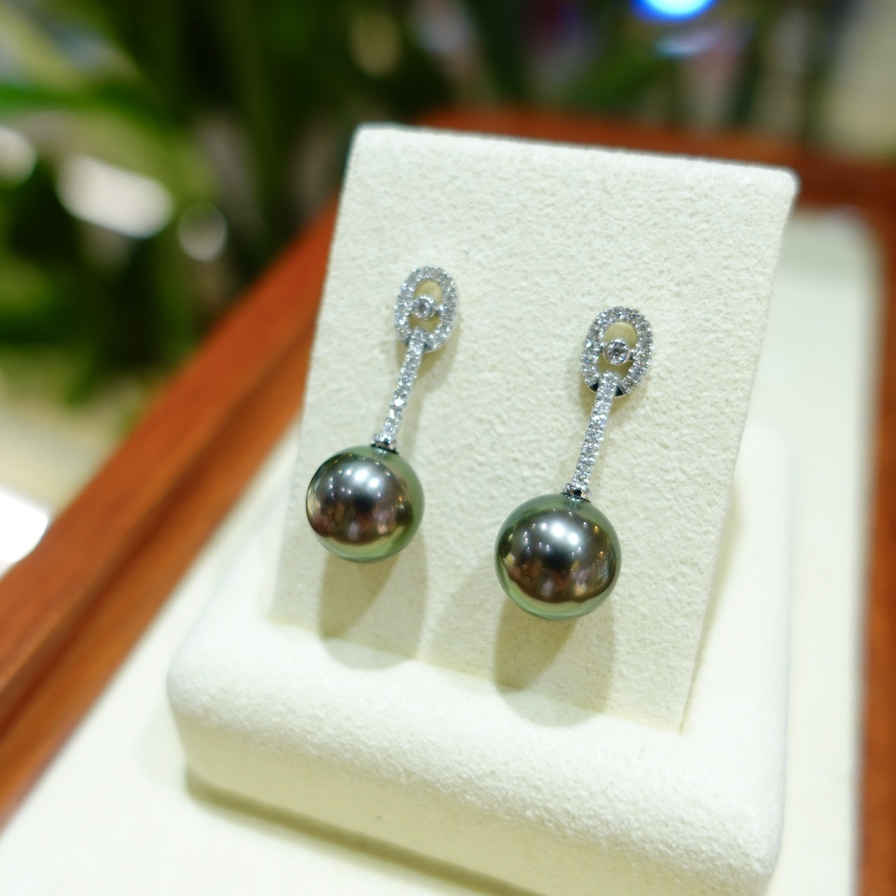 18K金大溪地黑珍珠鑽石耳環 -孔雀綠色