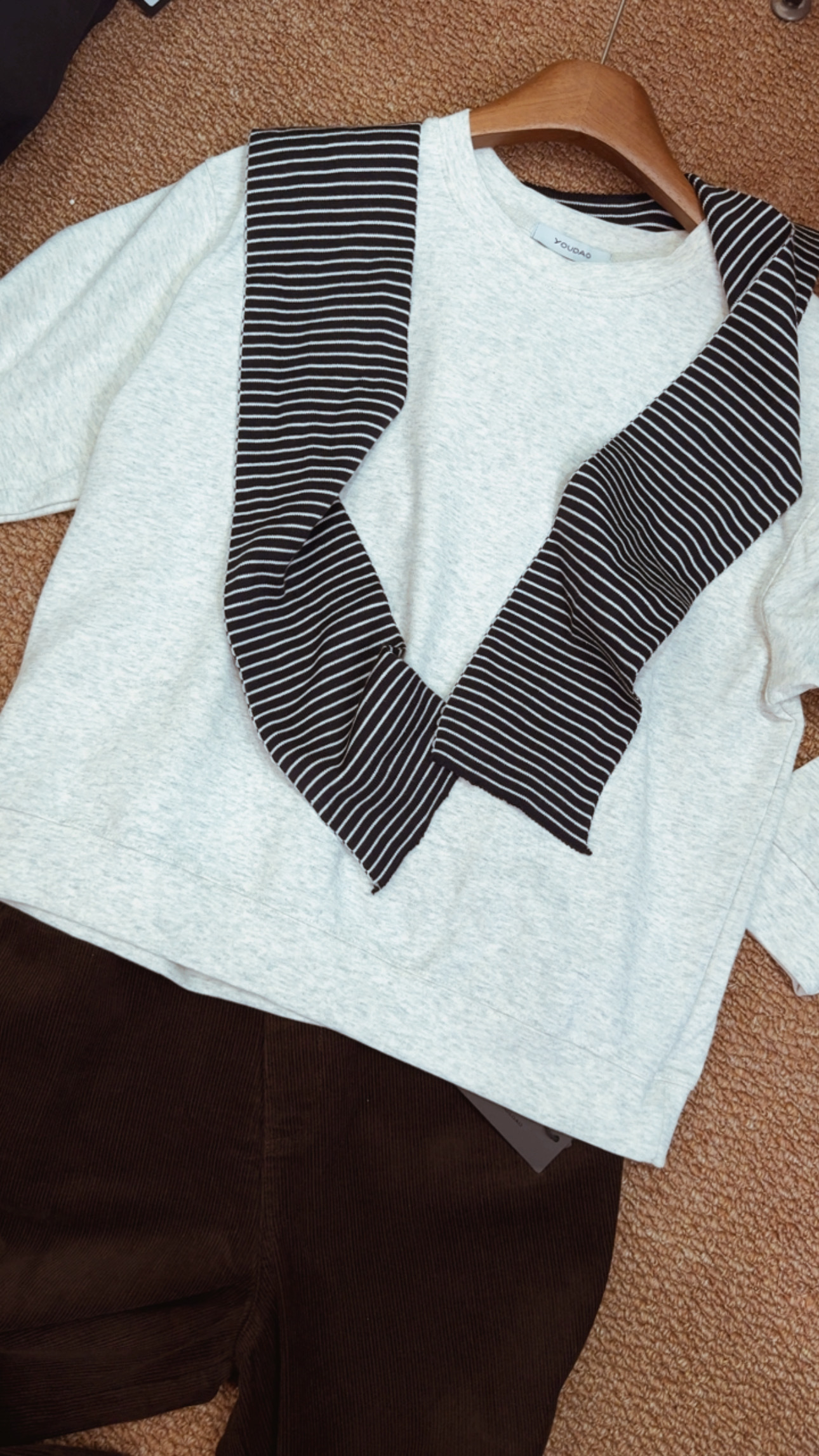 TX52328小狗刺繡休大學T/附披肩