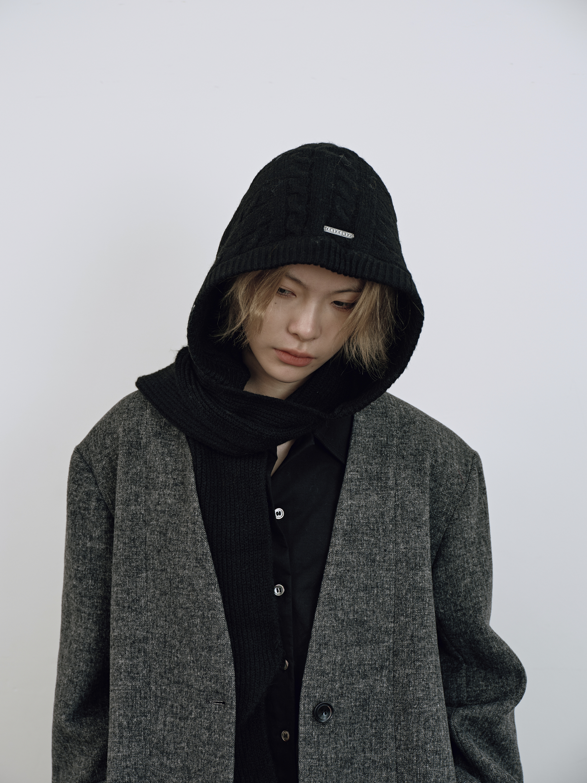 金屬標連帽圍巾-黑