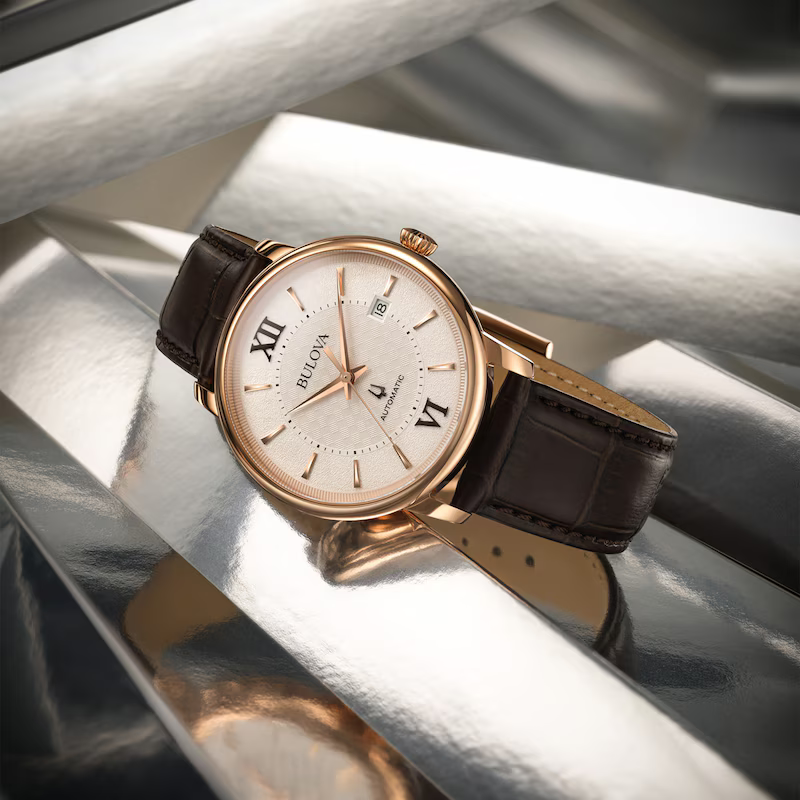 萬年鐘錶 - BULOVA 寶路華 Hudson 經典玫瑰金外框白面機械皮革男錶 97B225 錶徑39MM